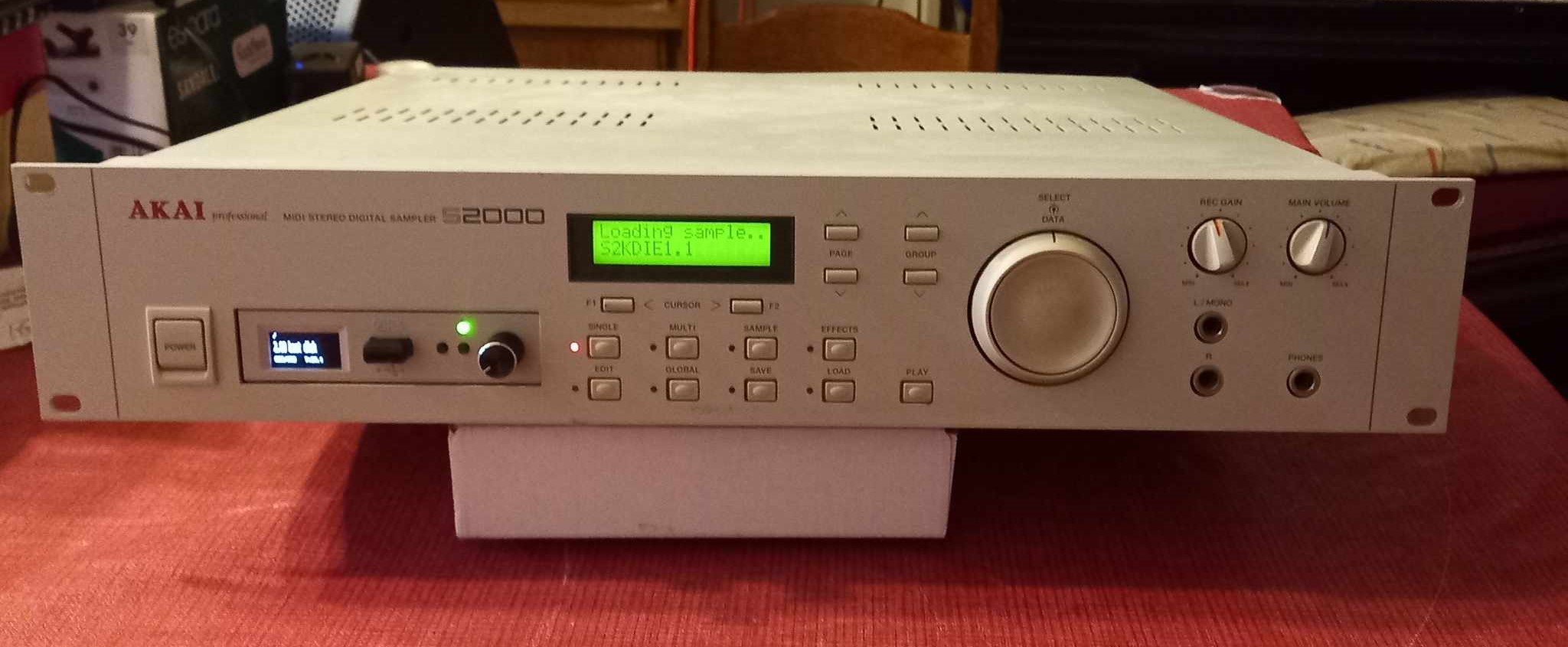 Akai S2000 avec lecteur USB Gotek + clé usb contenant plus de 2000 programmes