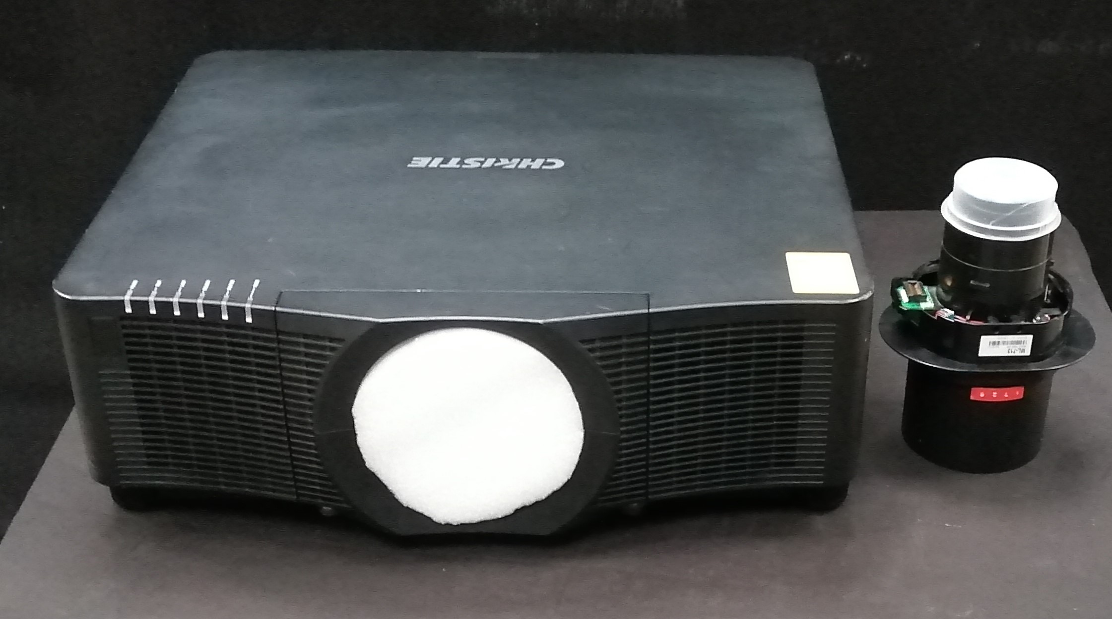 Vends Vidéoprojecteur CHRISTIE 7200 ANSI lumens Full HD LWU720i + optique 1.7-2.9:1 ML-713 pour VP Christie série D