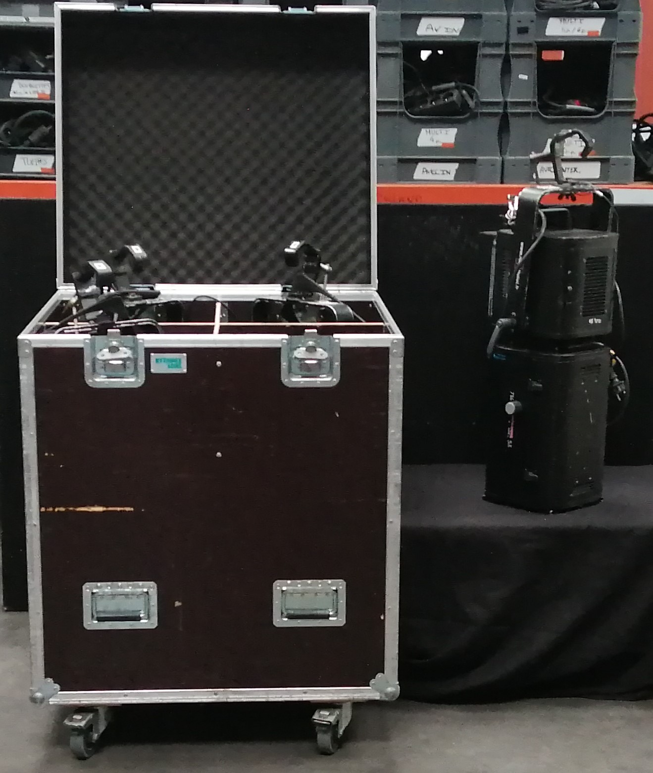 Vends 4 Découpes 714SX2  2000w 15°-40° Robert Juliat en flight case