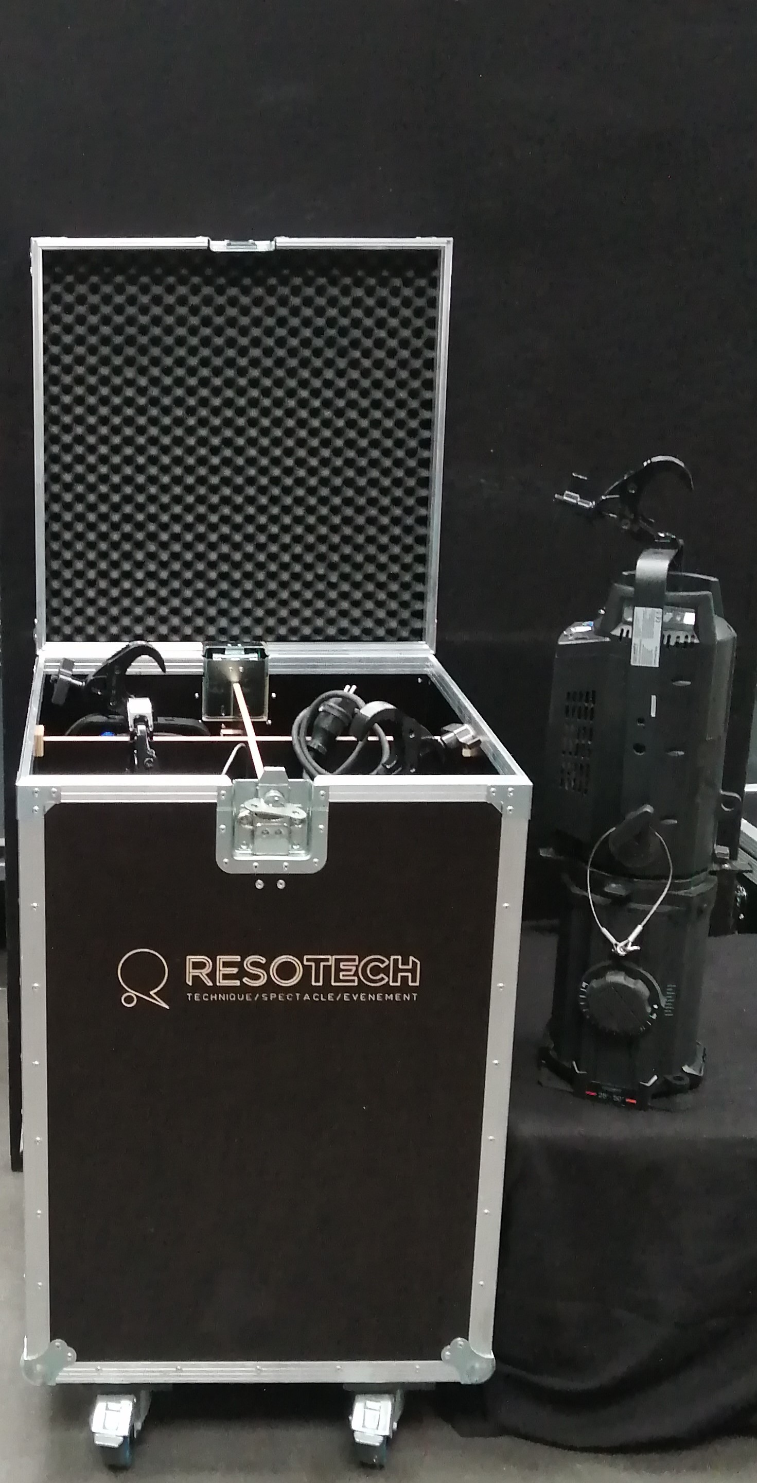 Vends 4 Découpe LED PROLIGHTS EclProfile HD2 230W blanc 5700K - Optique 15-30° en flight case