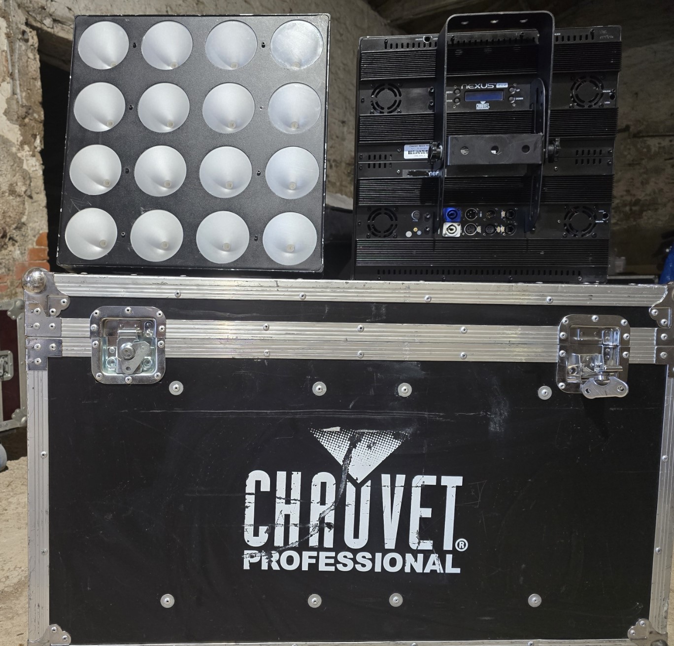 Vends 4 Chauvet Nexus 4x4 en très bon état avec flight case et accessoires