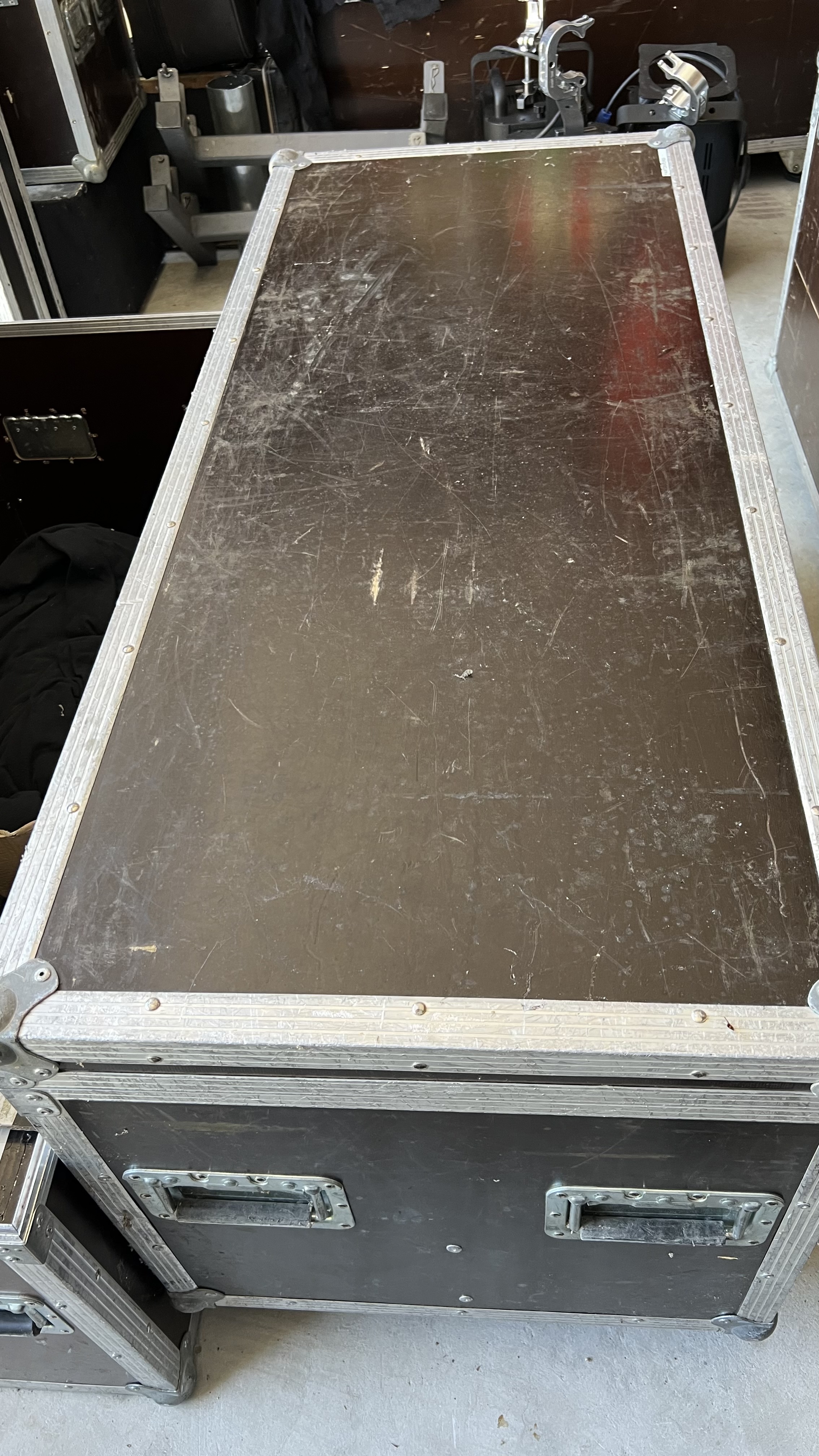 Fly case 120x50x50 avec roulettes et compartimenté pour PAR