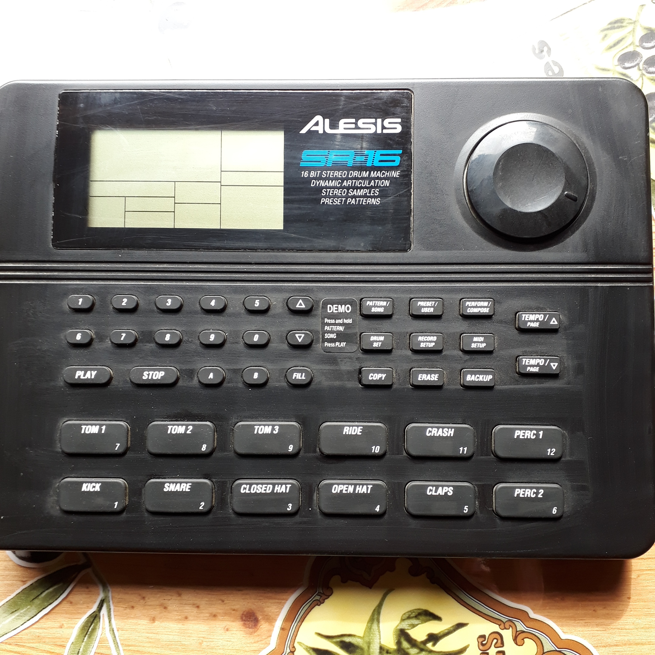 Vends Boite Alesis SR 16 