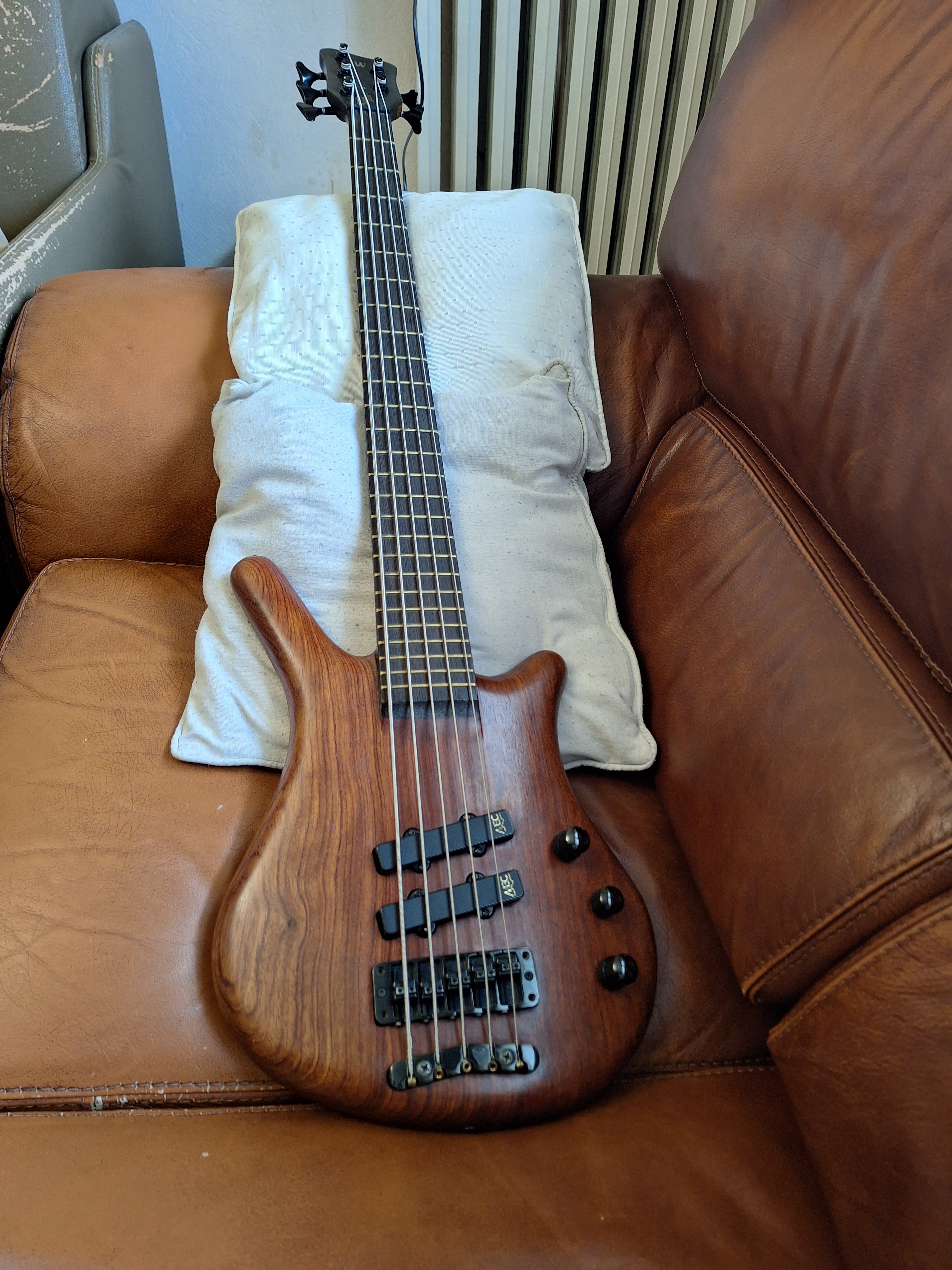 Vends guitare basse Warwick thumb bass 5 strings 