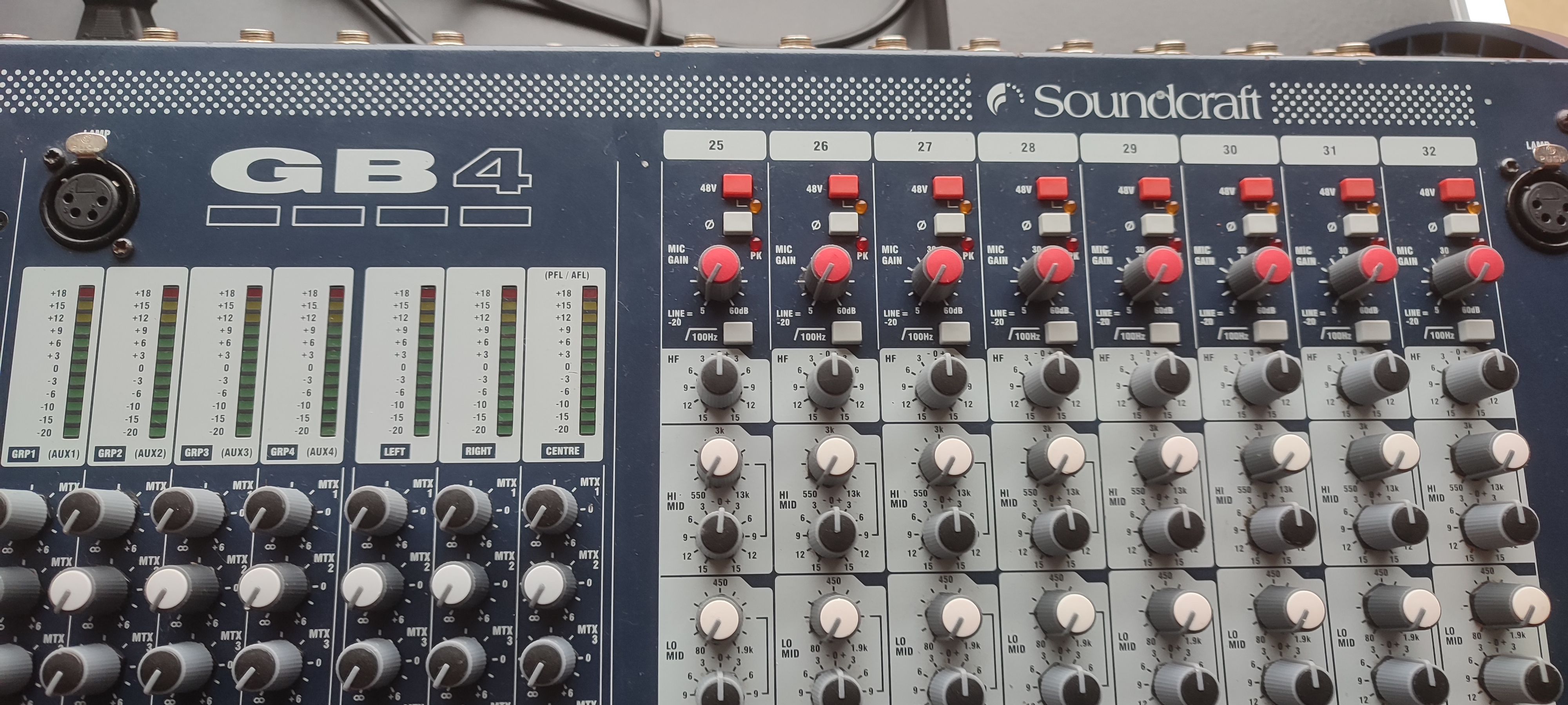 Réservée Laurent ** Table de mixage analogique 32 piste SOUNDCRAFT GB4-32 + Flight à roulettes