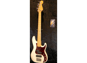 Fender American Deluxe Precision Bass V - Black Maple
