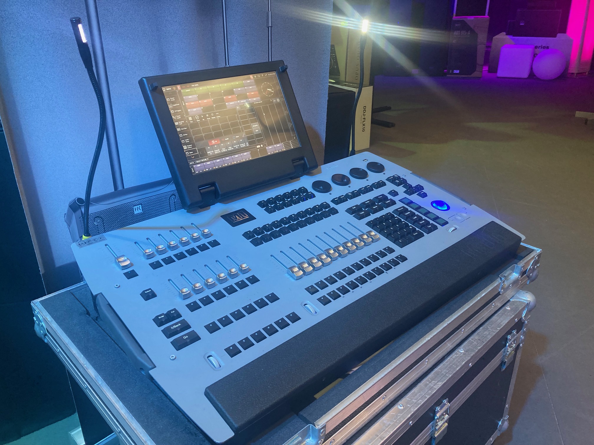 Console Martin M1 avec son Flycase + un Routeur Martin Ether 2DMX8