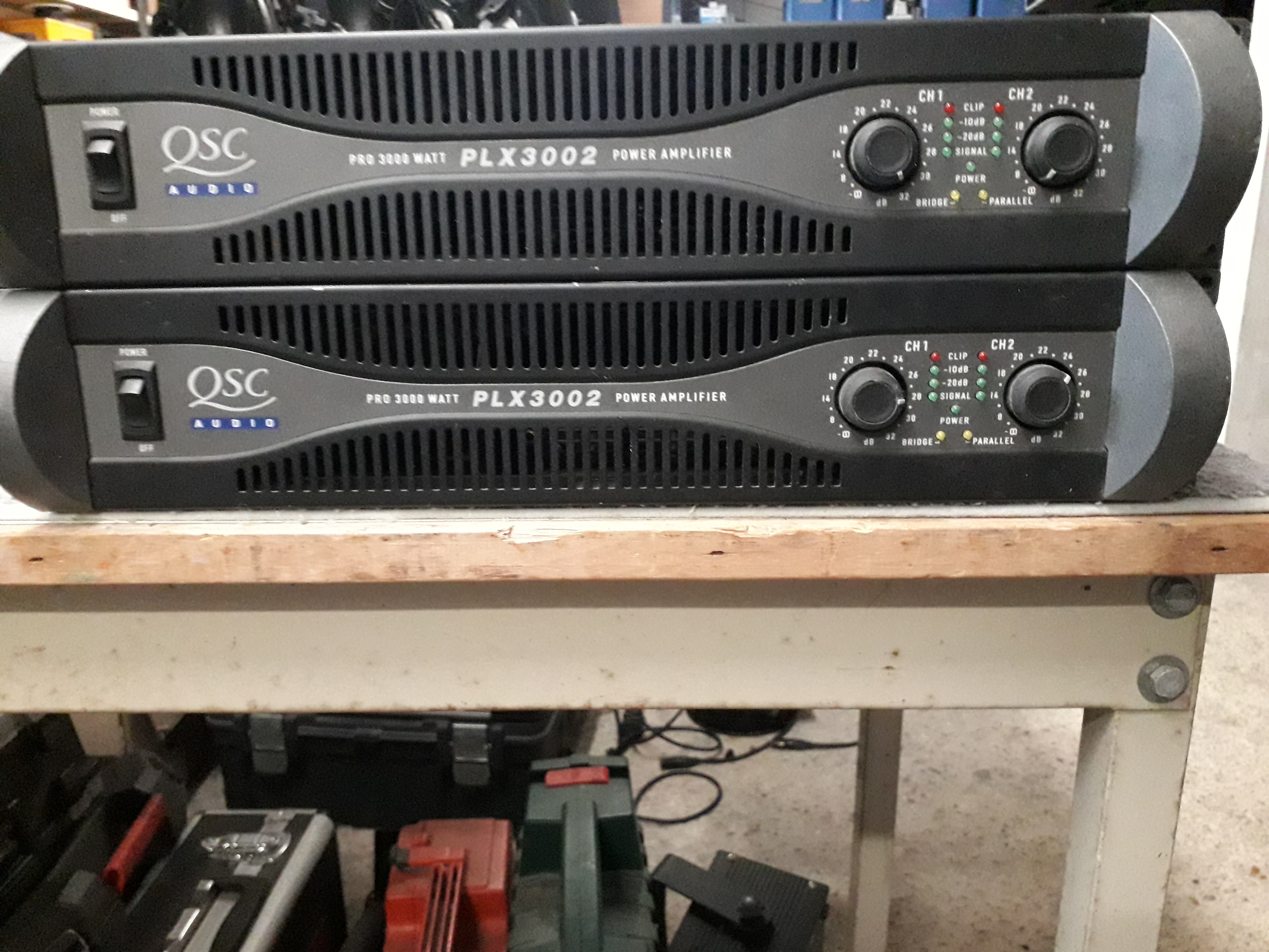 Vends deux ampli QSC 3002