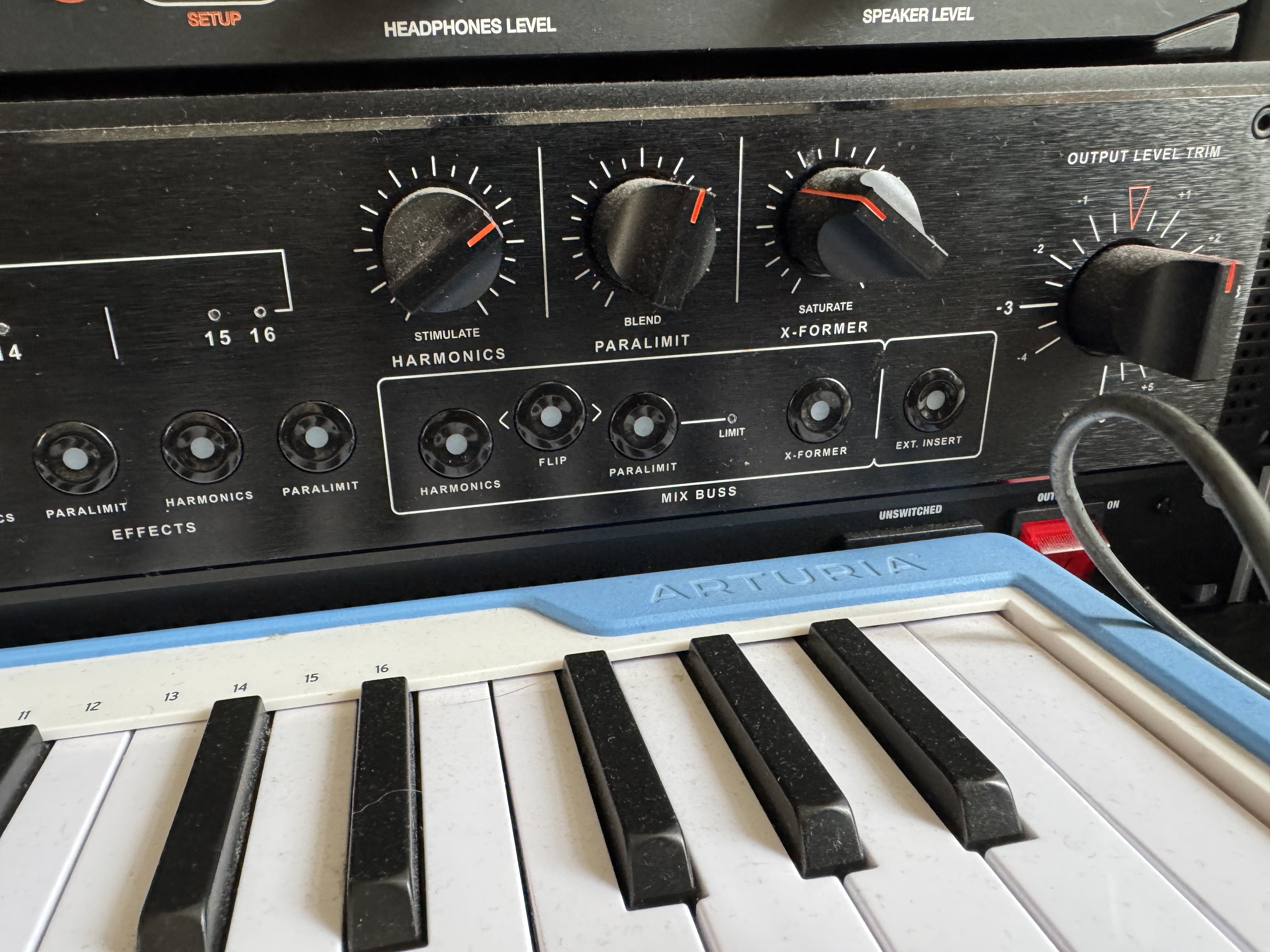 Sommateur Dangerous Music 2 Bus+ avec 4 Sub D 25 broches vers 8x jack TRS cordial