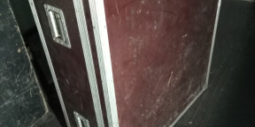 Vends Grand FLIGHT CASE Bordeaux avec Mousse