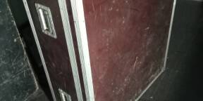 Vends Grand FLIGHT CASE Bordeaux avec Mousse