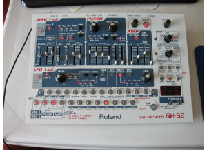Roland SH-32 (23844)