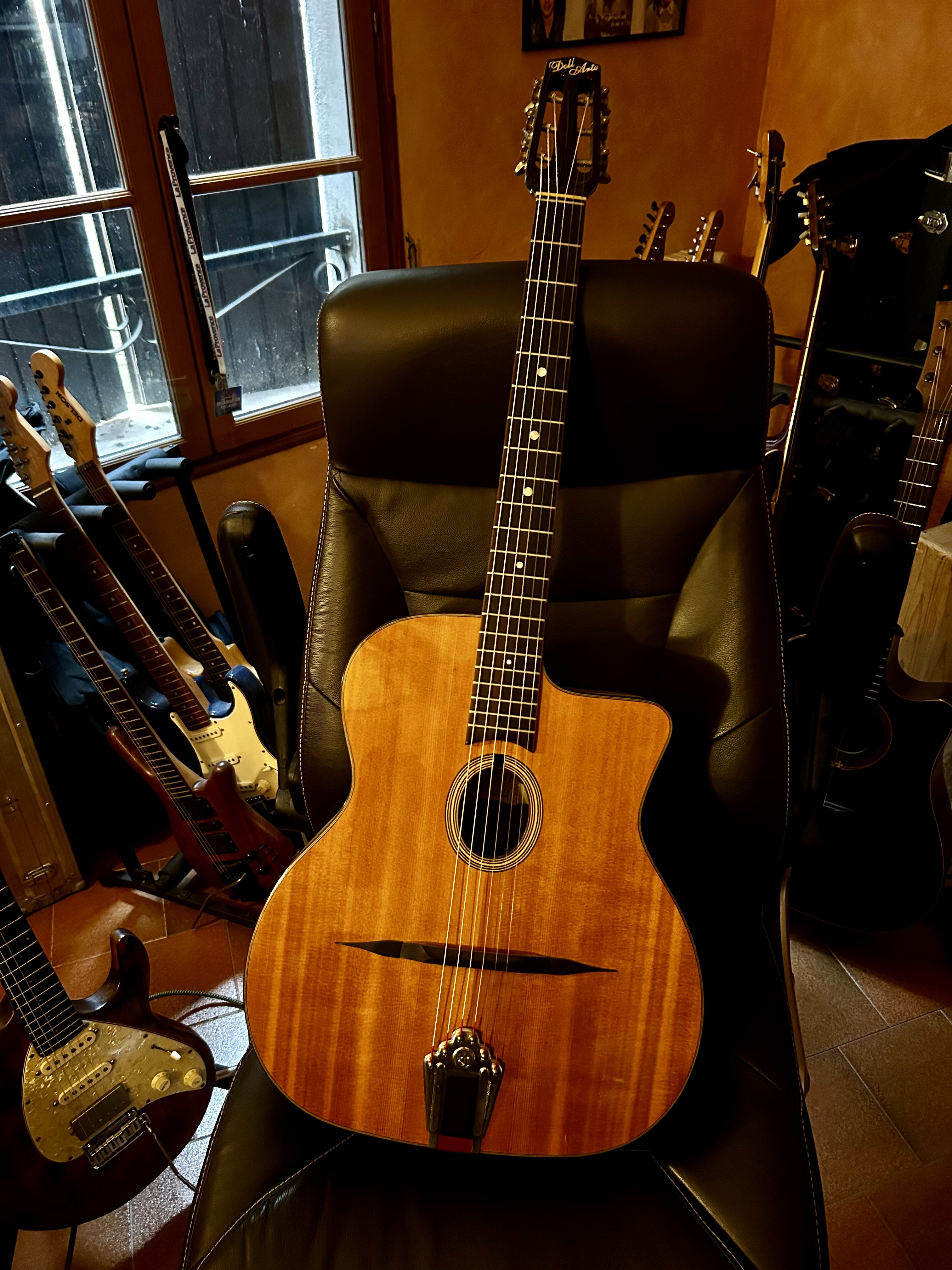 Vends Guitare Manouche Dell’Arte Pigalle