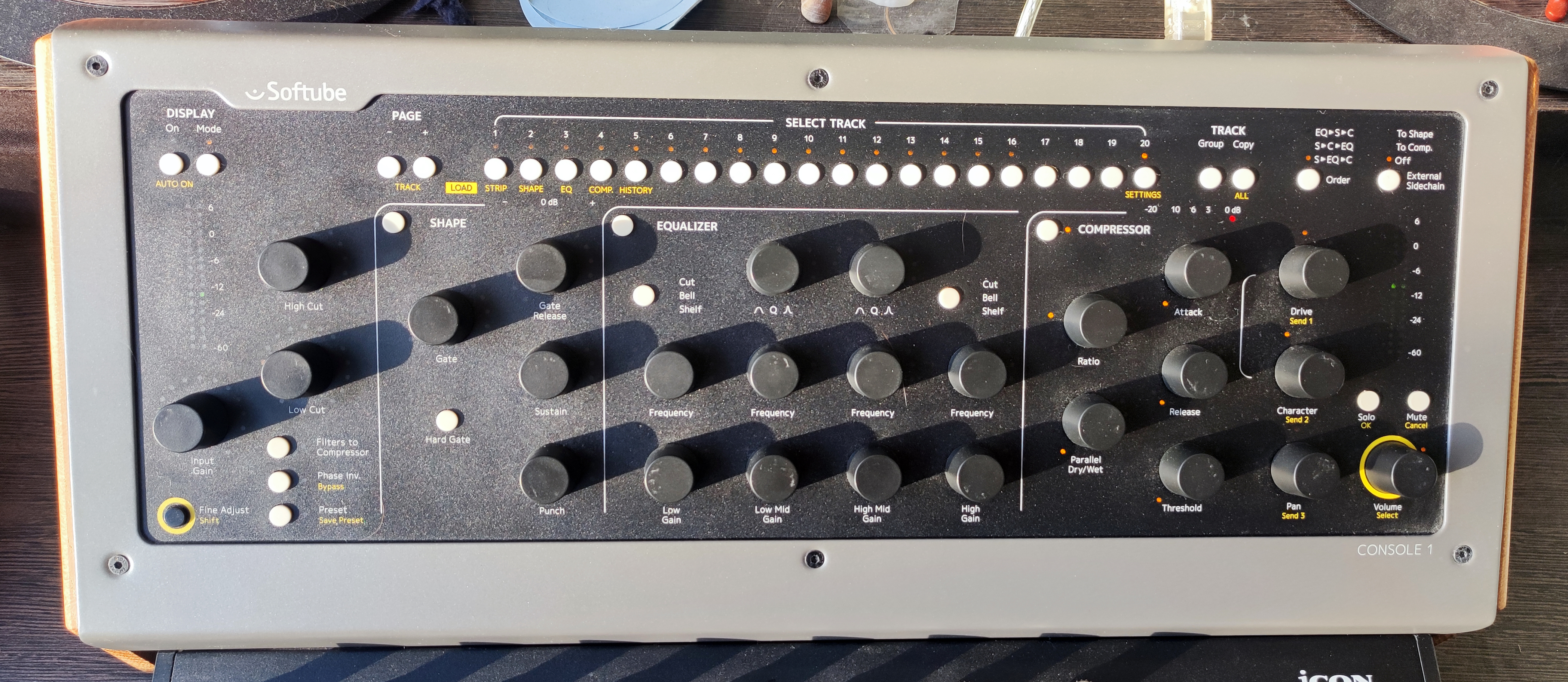 Vends contrôleur Softube Console 1 MKII et son support en bois