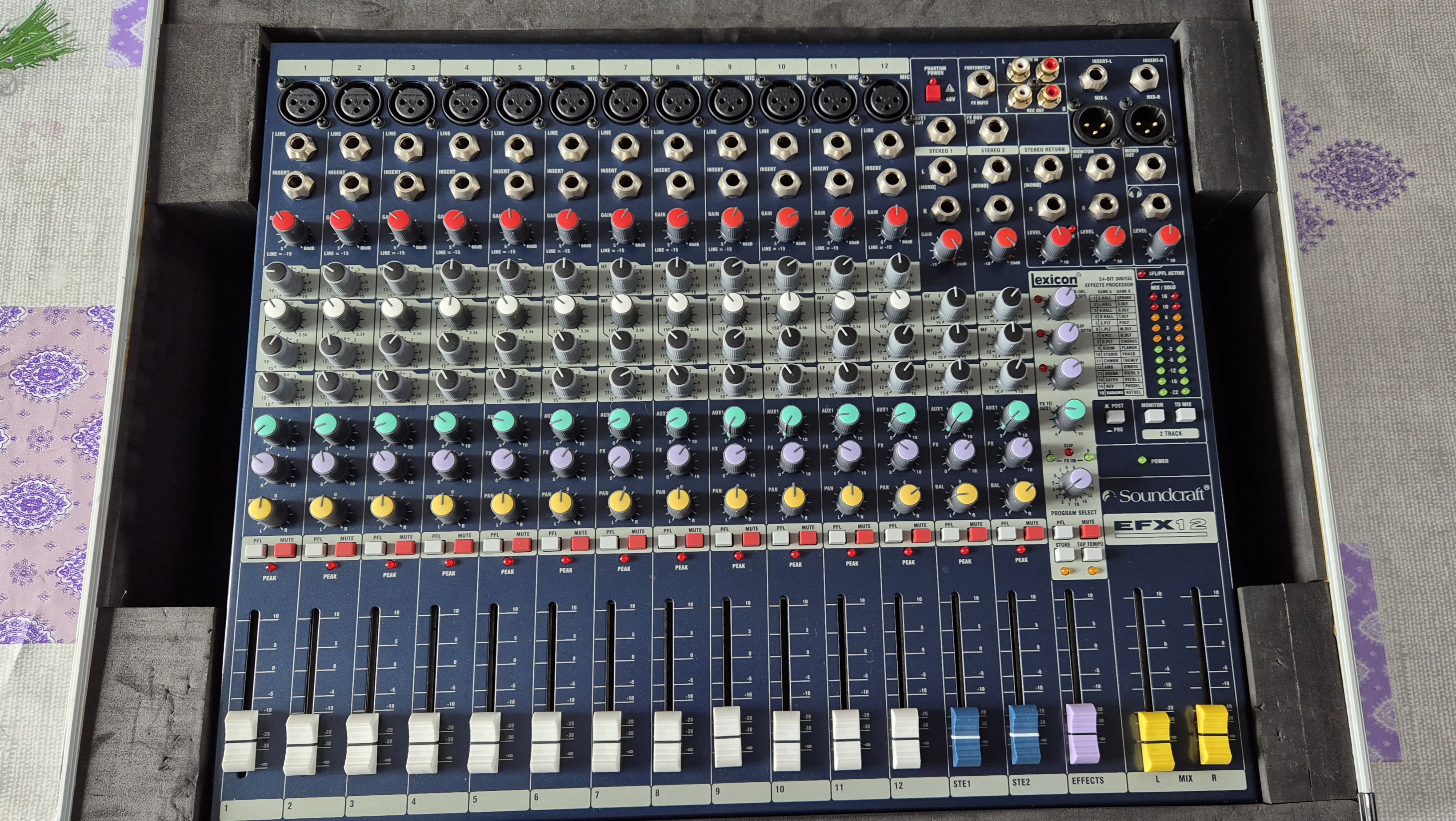 Table Soundcraft EFX12 avec flight case