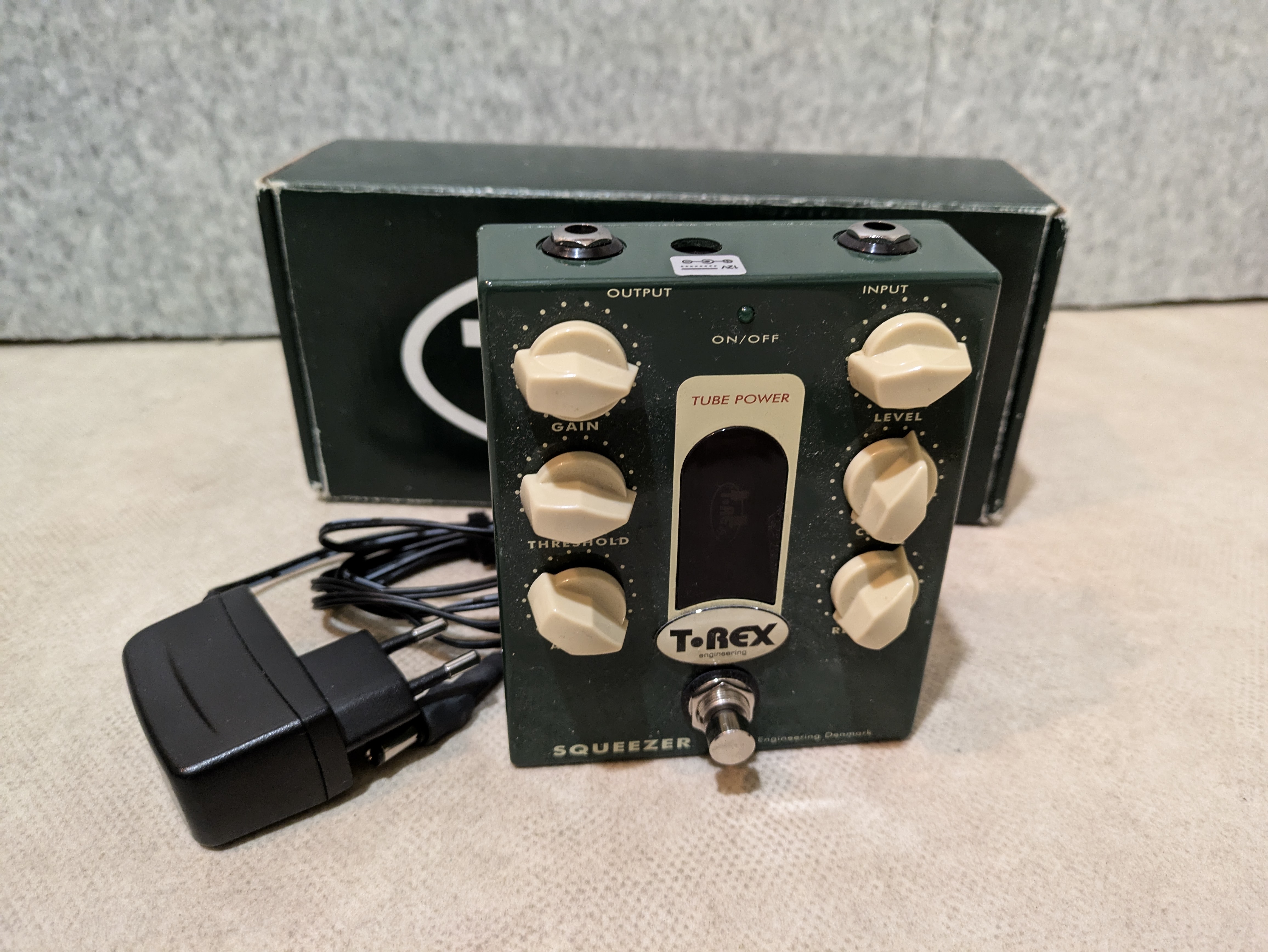 【希少品】T-Rex Squeezer Compressor 151085000000000-00-600x600.jpg