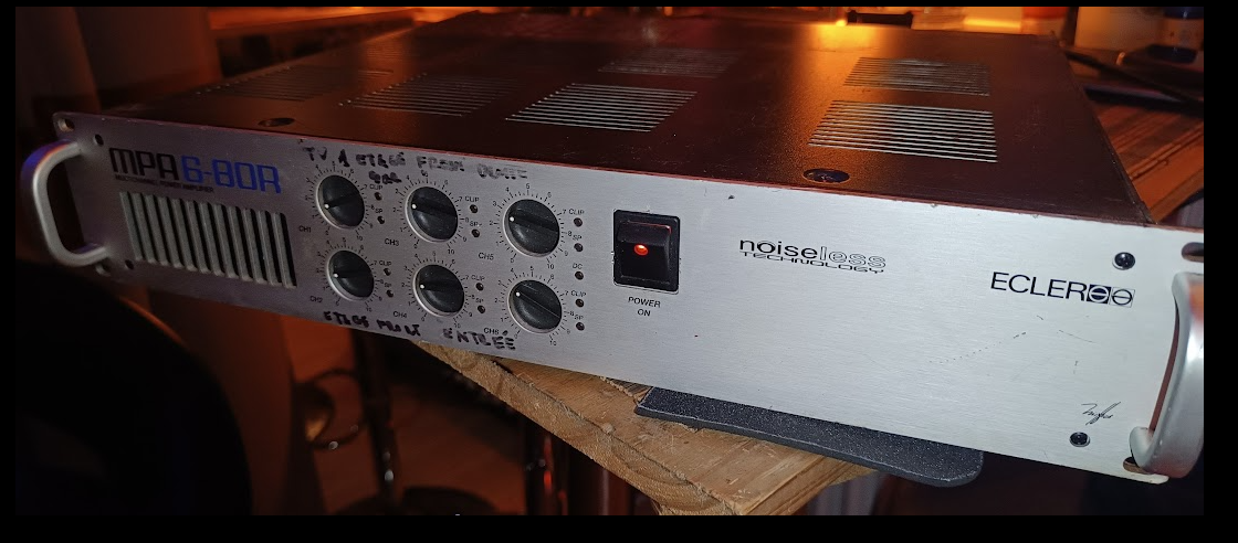 - Amplificateur A REVISER,  professionnel 6 canaux ECLER MPA6-80R, NE SALLUME PAS,  reste sur le rouge quand on appuie.contrôle