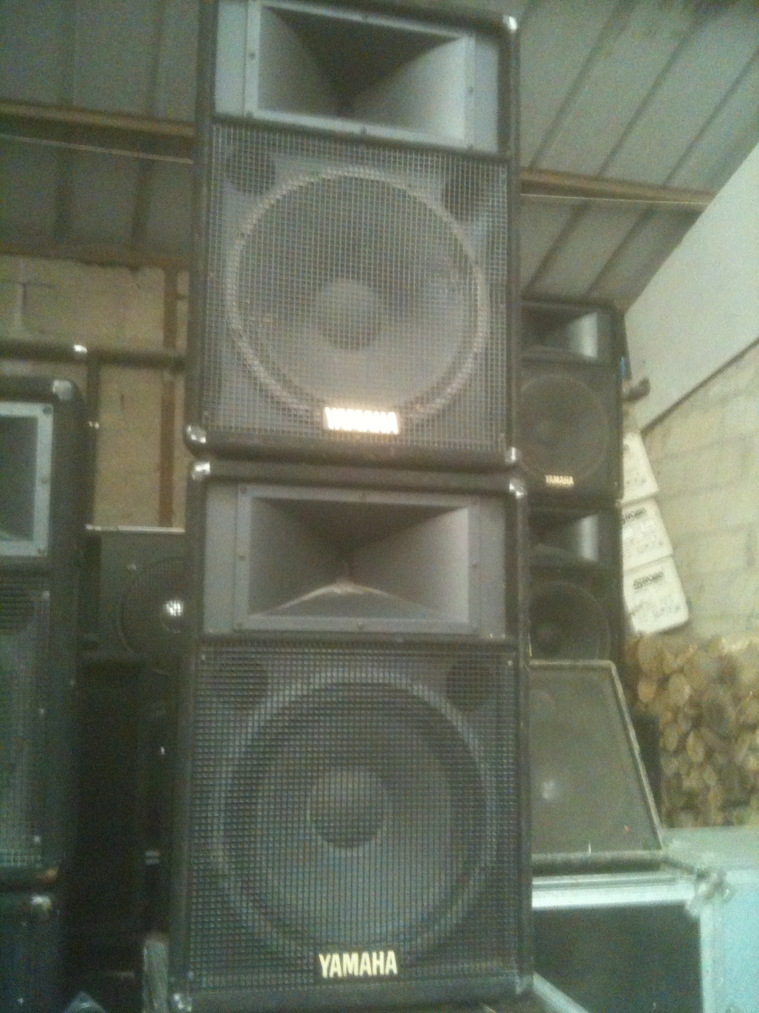 Vends 2 ENCEINTES de SONORISATION YAMAHA S 115 iv de 2 x 500 w