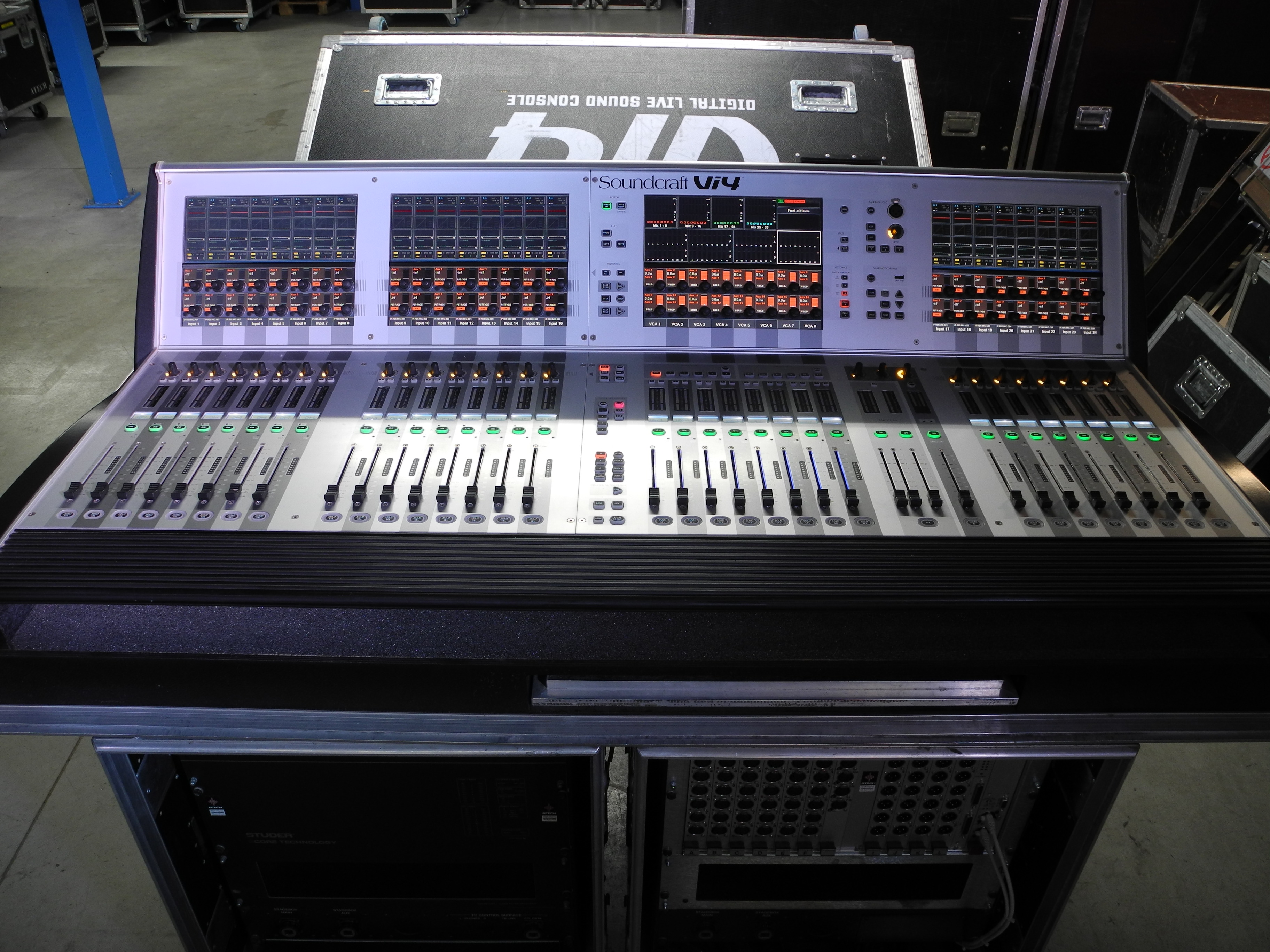 Vends console de miaxage SOUNDCRAFT VI4 en fly case