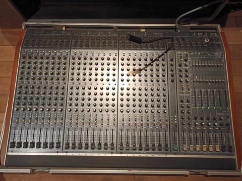 mixage console FBT 24/4/2