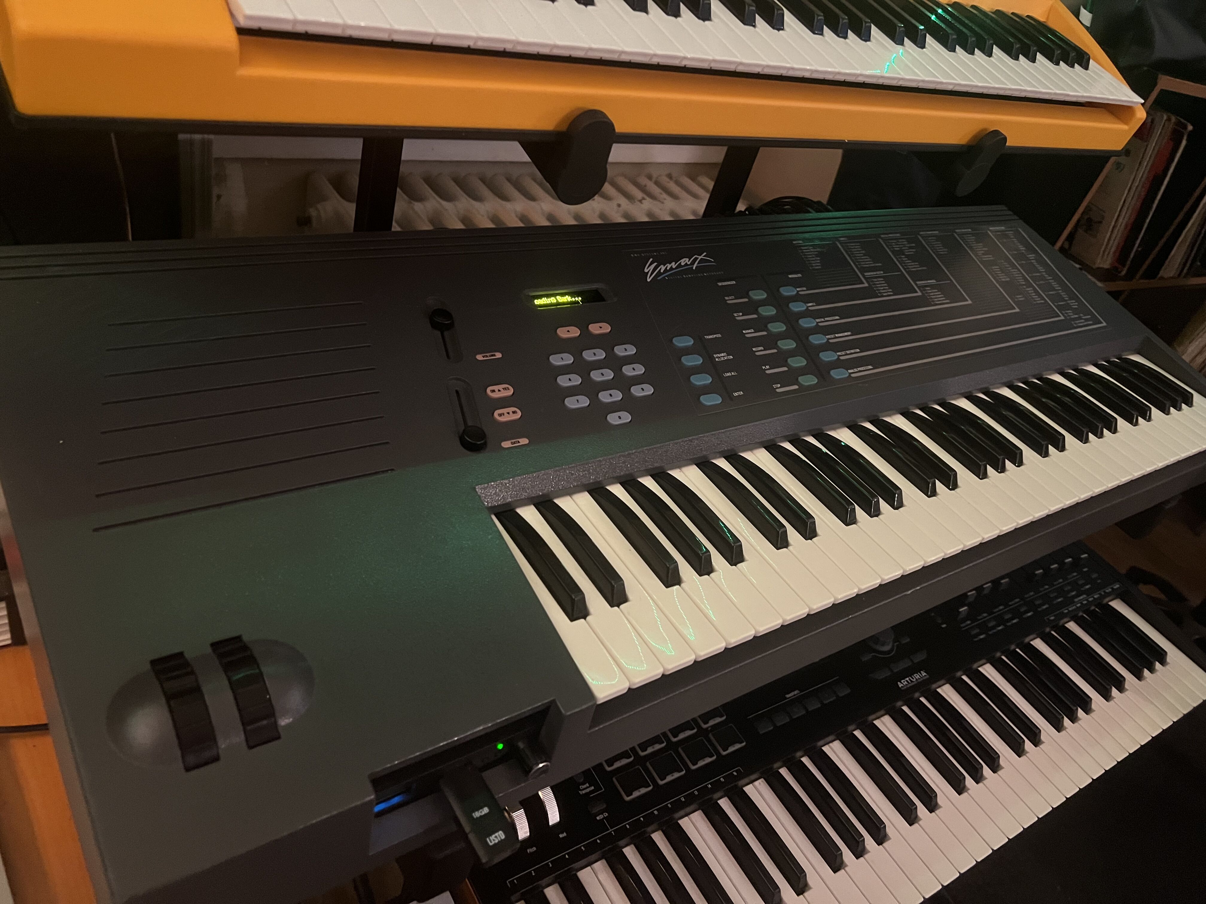 Vends EMAX SE (etat neuf) avec lecteur gothek ,cle usb 16 GIGA, Nombreuses bank de son (ttes les bank EMU et bien d'autres)