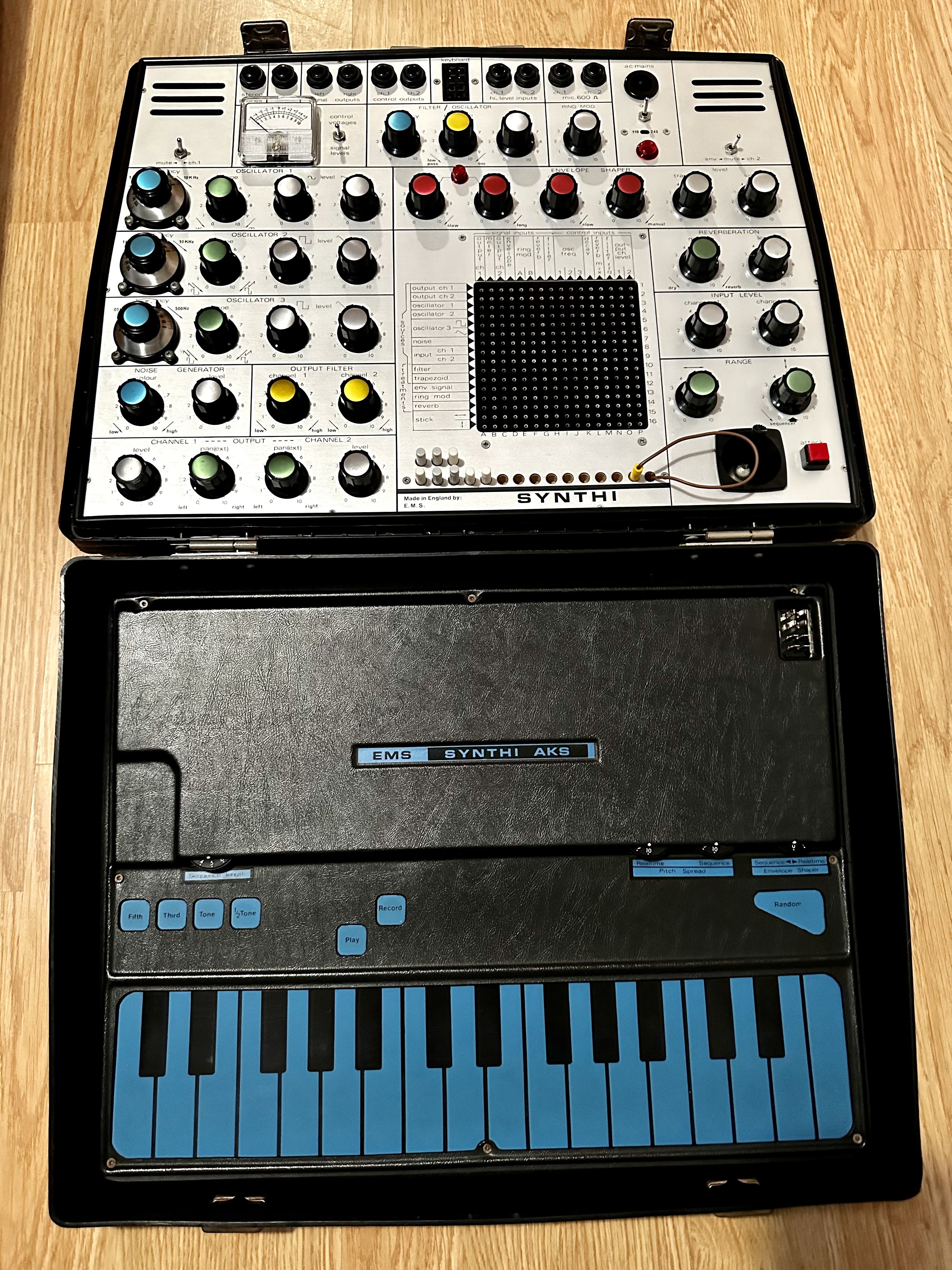 Synthi AKS + carte CV/ Gate revisé - parfait état)