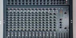 Table de mixage Soundcraft Spirit SX 20 voies + Transfo + Kit Rack 10U
