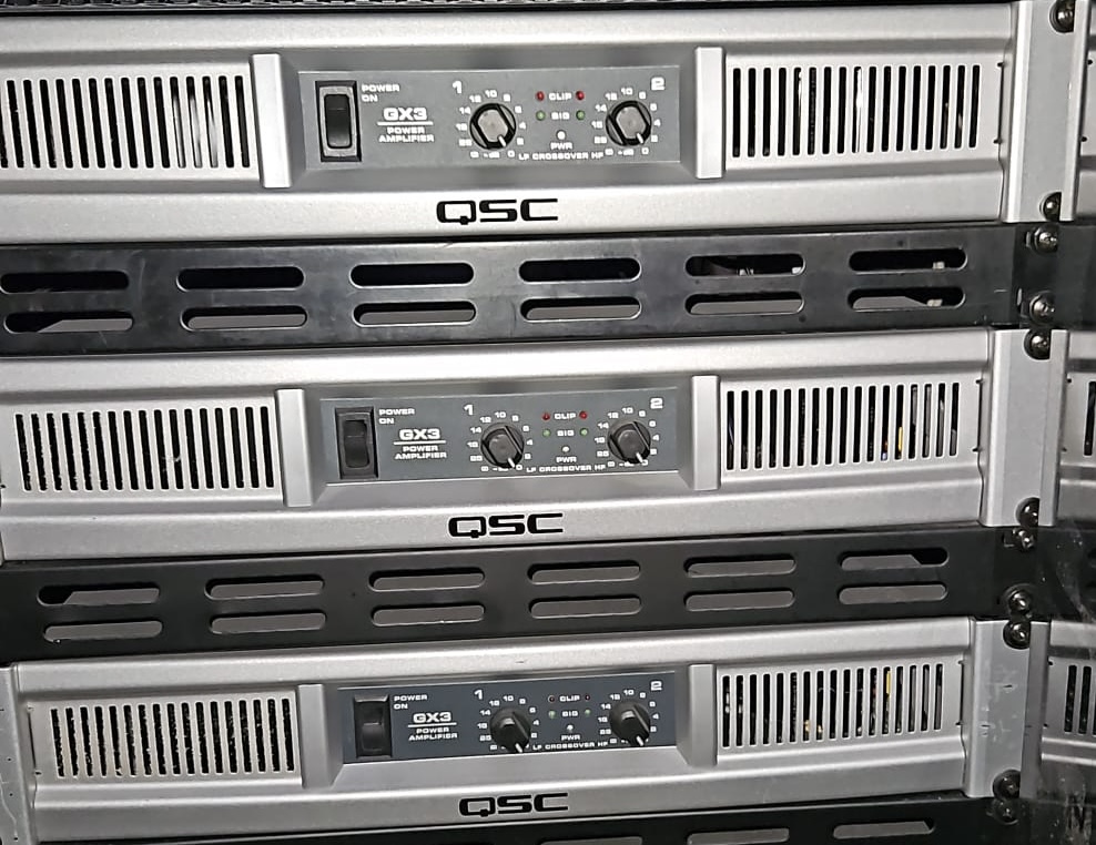 3 amplis QSC 