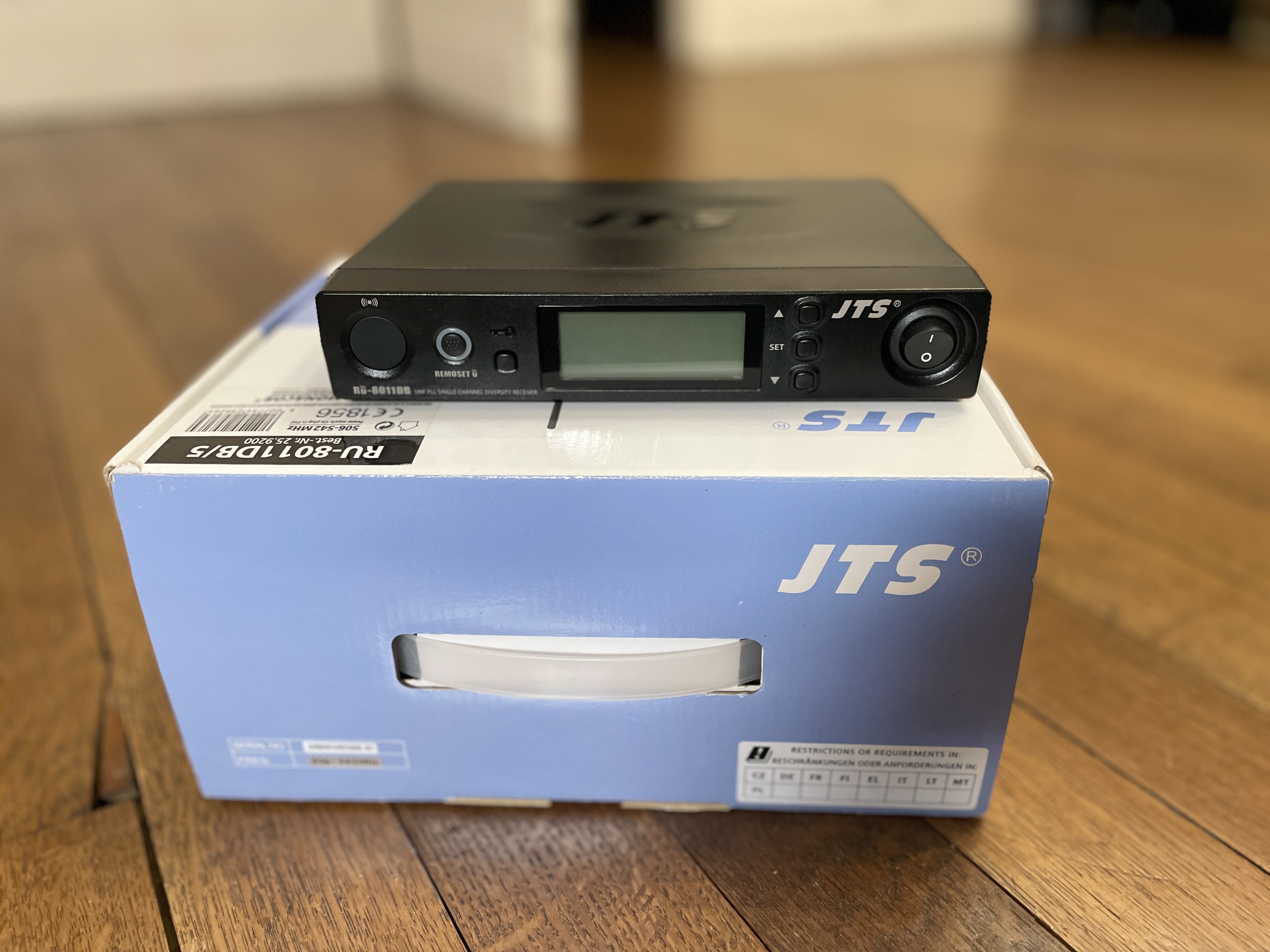 JTS - Récepteur large bande UHF PLL Diversity - réf RU-8011DB/5