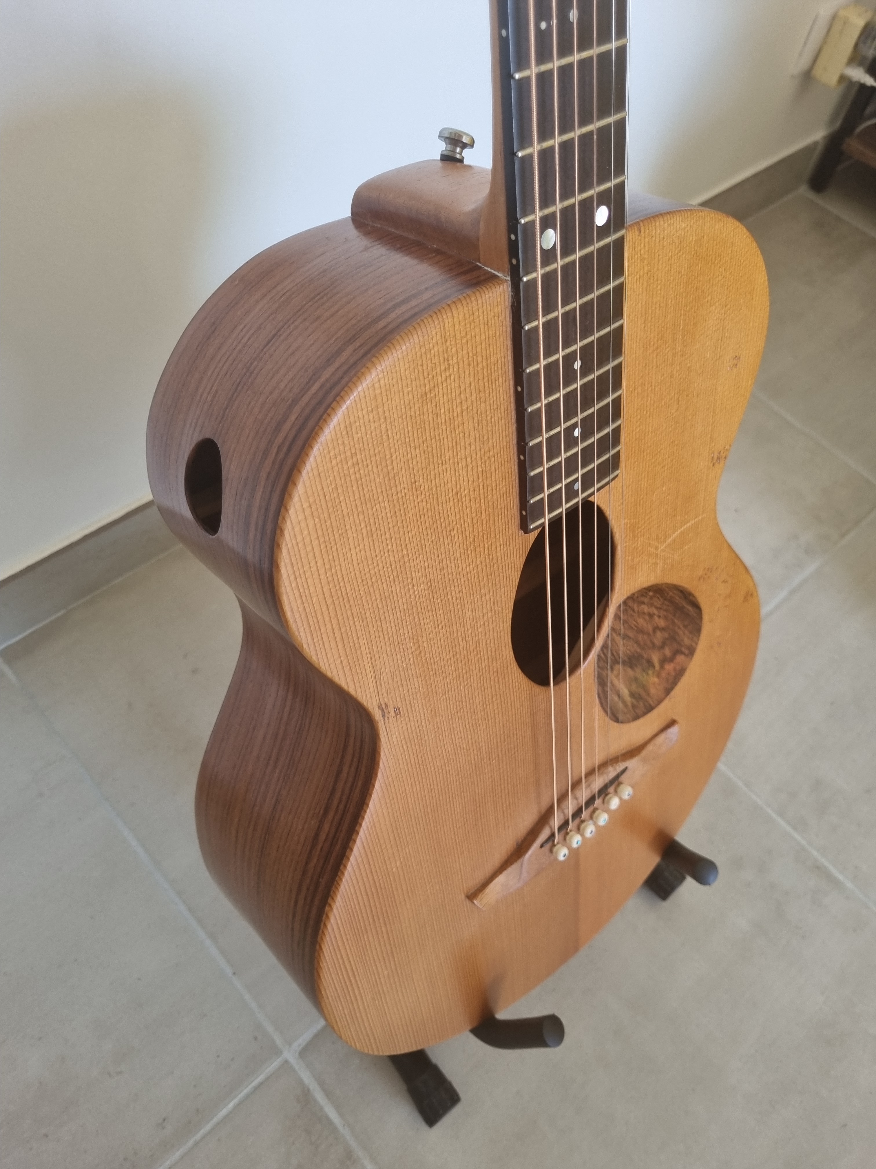UNE GUITARE DE LUTHIER AU SON EXCEPTIONNEL À UN PRIX EXCEPTIONNEL