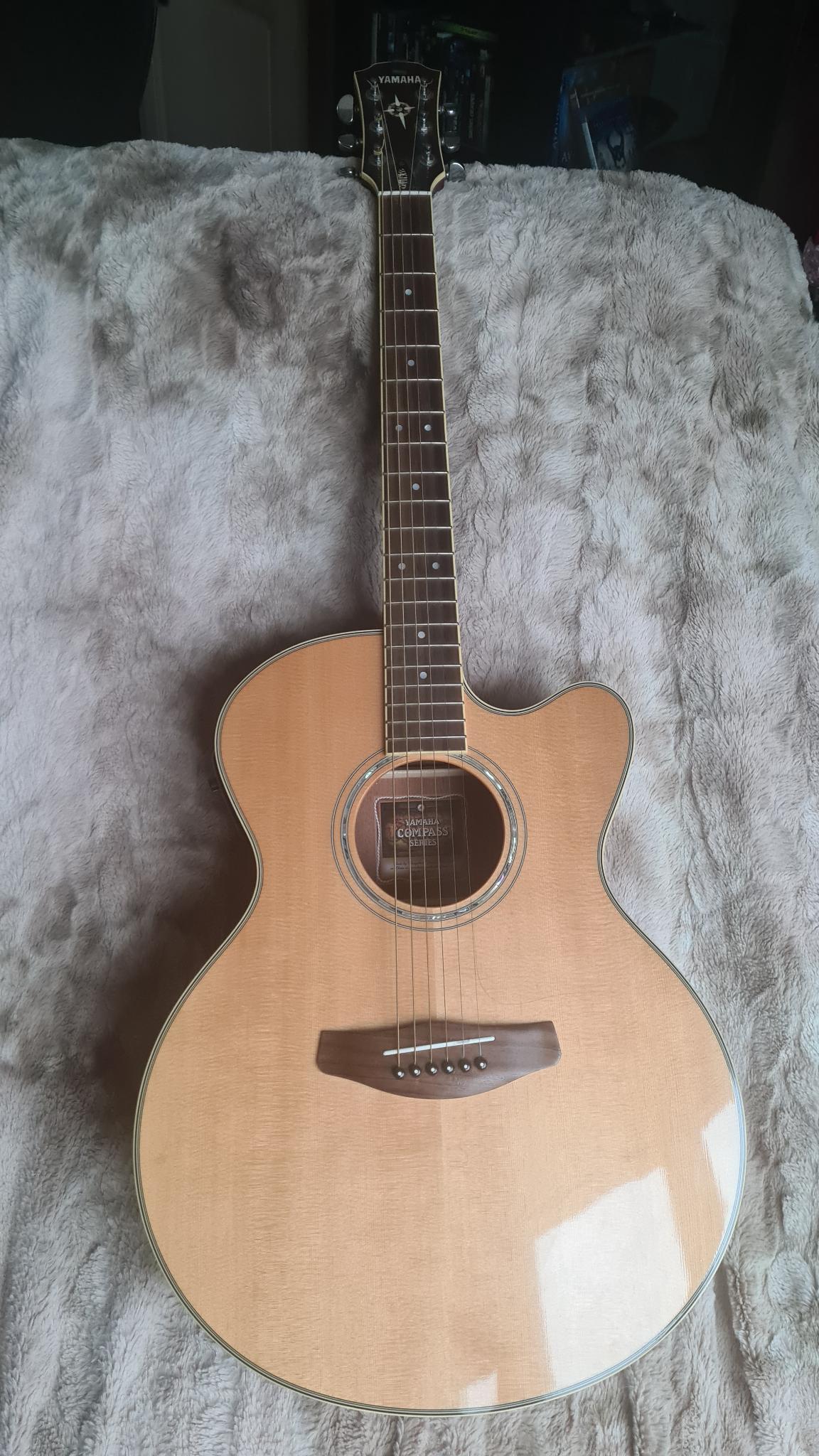 Vends guitare électro-acoustique Yamaha CPX700 NT