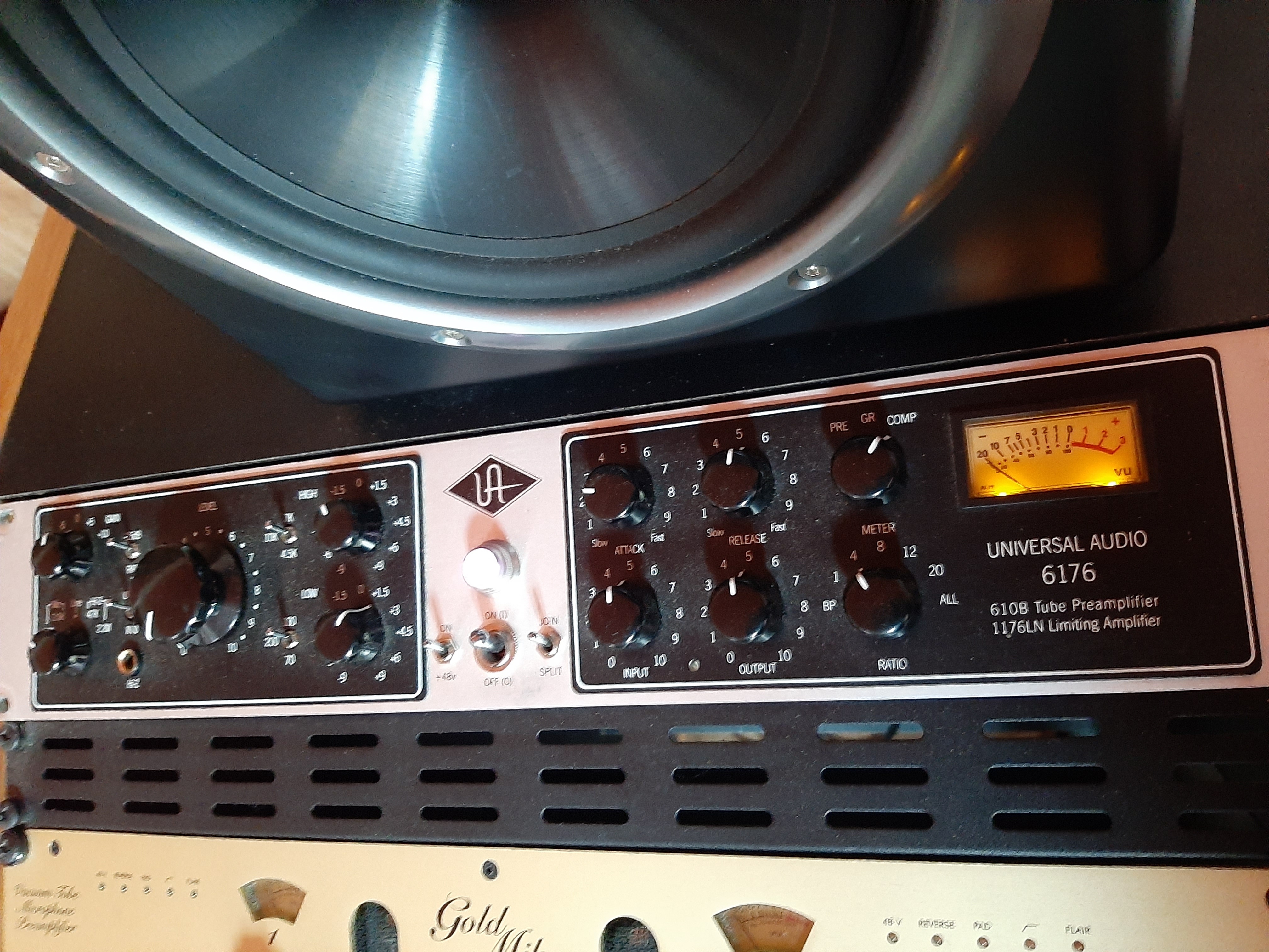 Vends Tranche de console préampli-compresseur Universal Audio 6176 utilisé 5 ou 6 fois...comme neuf !