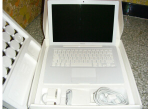 Apple MacBook 2.4 GHz Intel Core 2 Duo (26196)