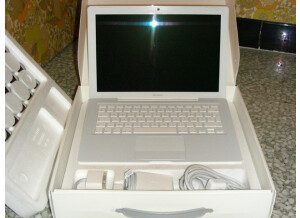 Apple MacBook 2.4 GHz Intel Core 2 Duo (67492)