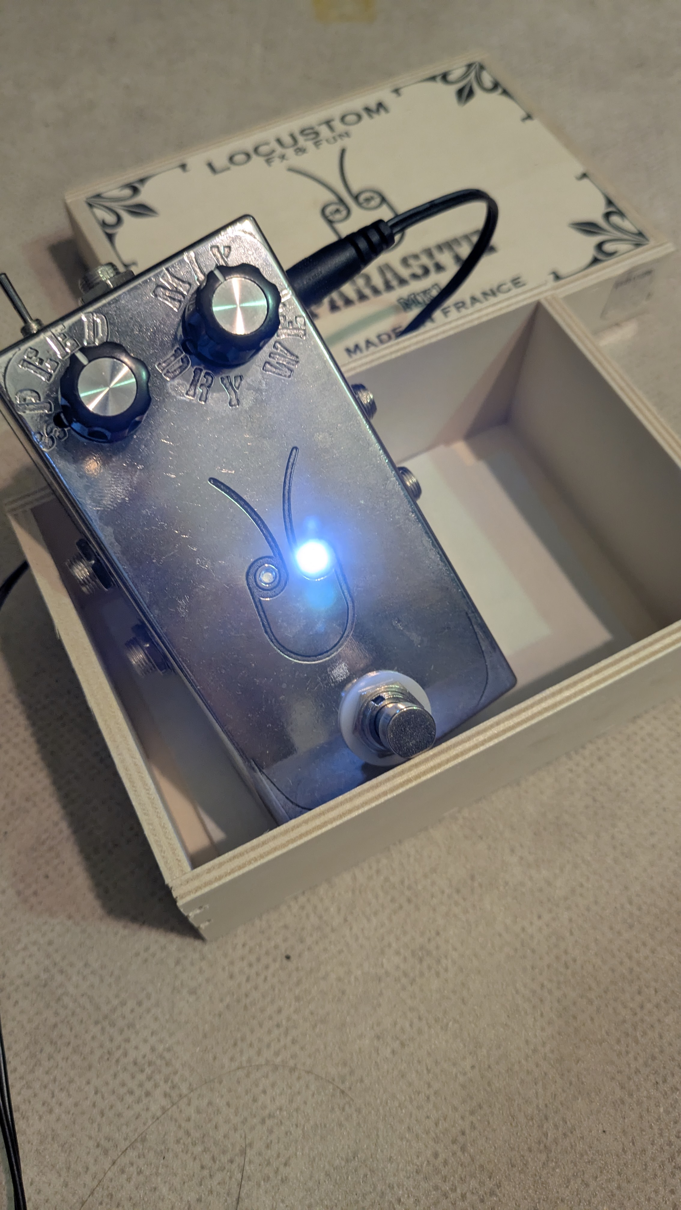 Pédale d'oscillation/tremolo Locustom Parasite 