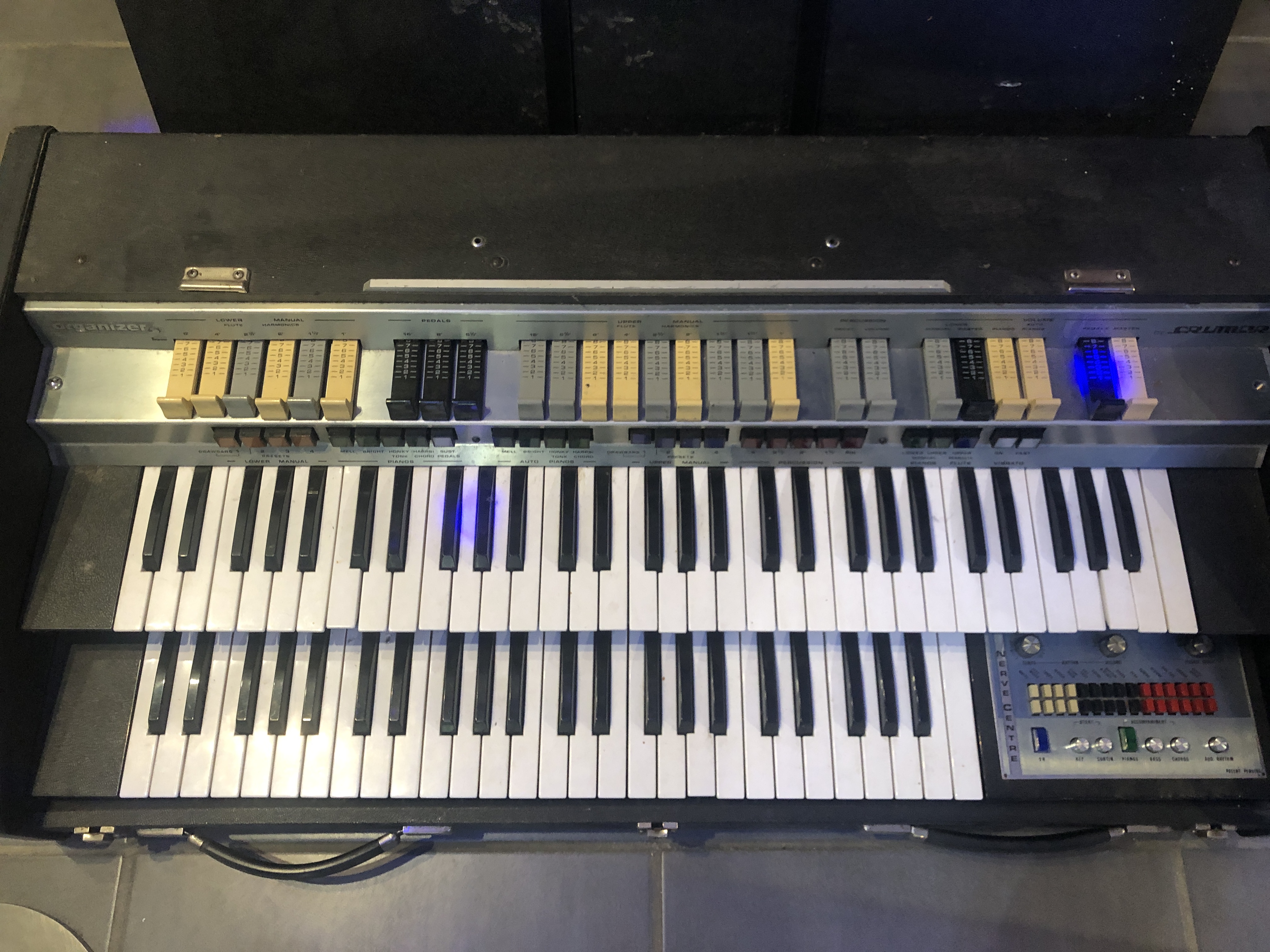Vends Orgue Crumar Organizer 2 avec pieds et pedale d'expression A RESTAURER
