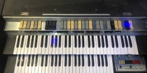 Vends Orgue Crumar Organizer 2 avec pieds et pedale d'expression A RESTAURER