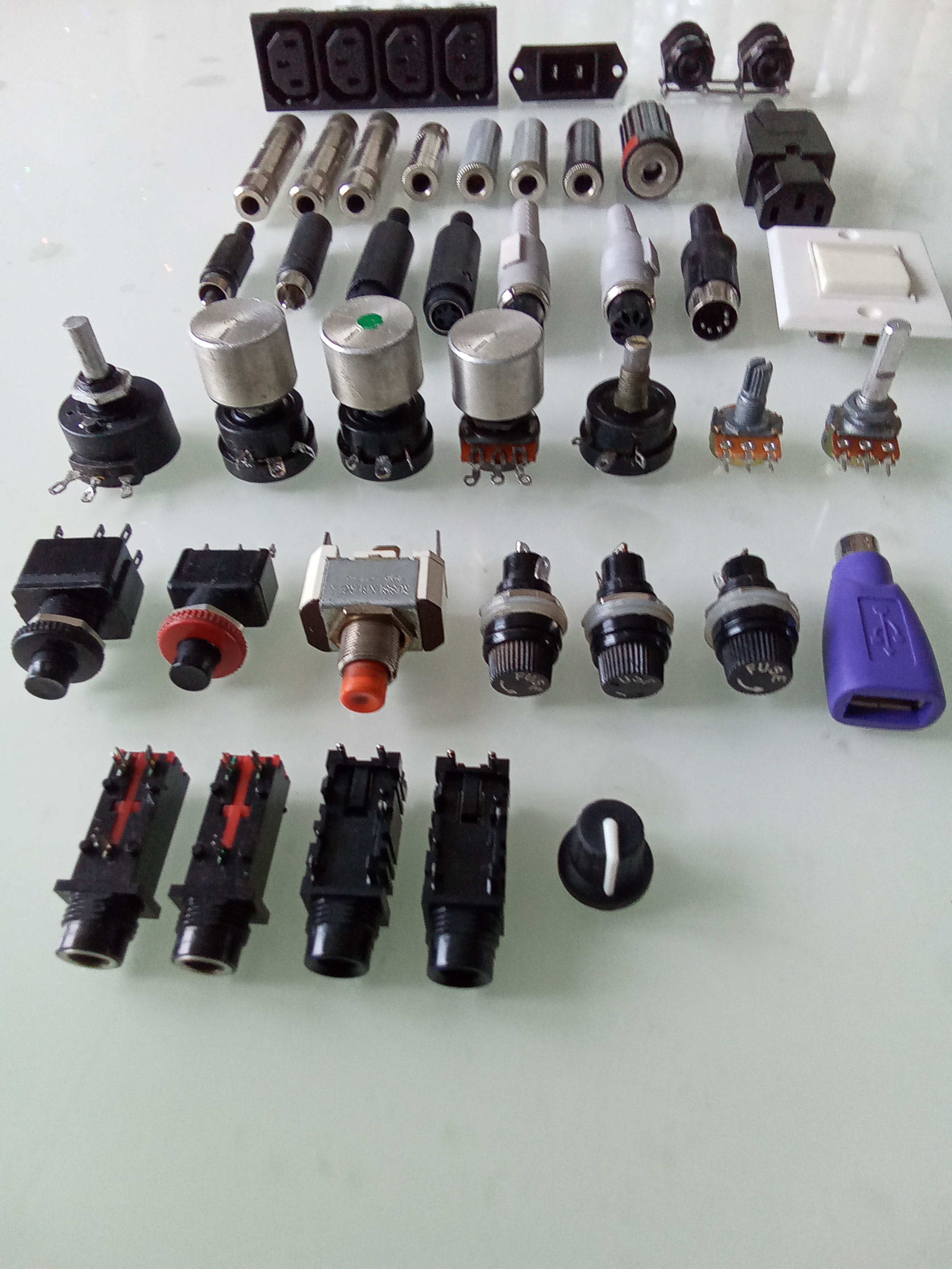 Jack, RCA, Potentiomètres, prise PL4 etc...