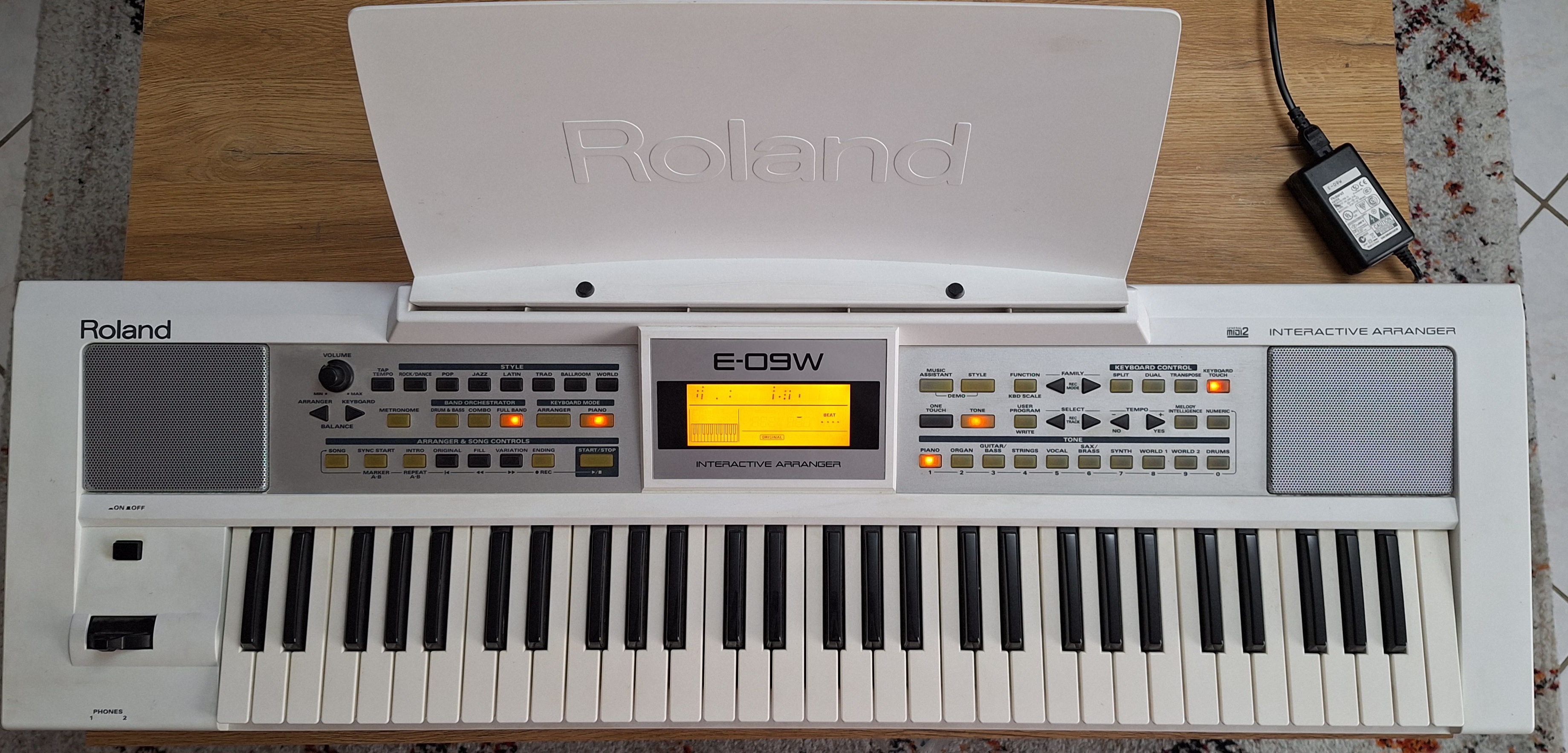 名器 ローランド ROLAND スピーカー内蔵 キーボード E-09W 美品 名器 ローランド ROLAND スピーカー内蔵 キーボード E-09W 美品 Roland