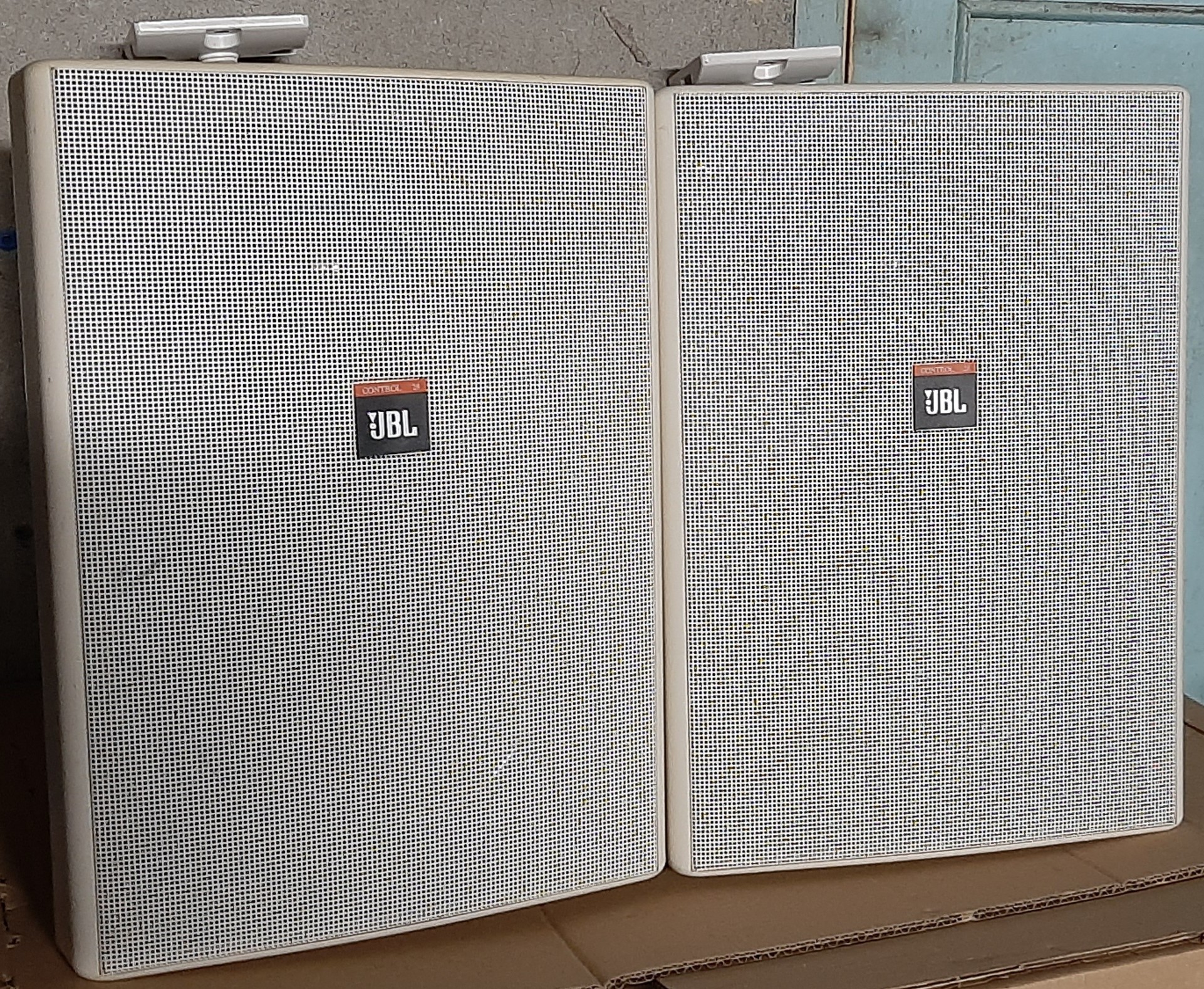 Vends paire d'enceintes JBL Control 28 W