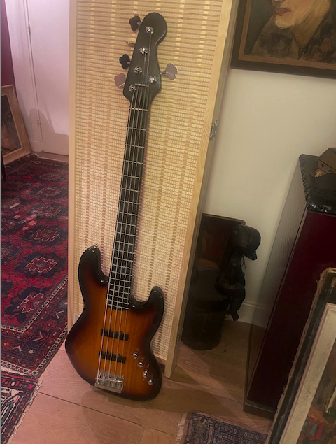 Squier Deluxe Jazz Bass V Active 5 cordes 300 euros