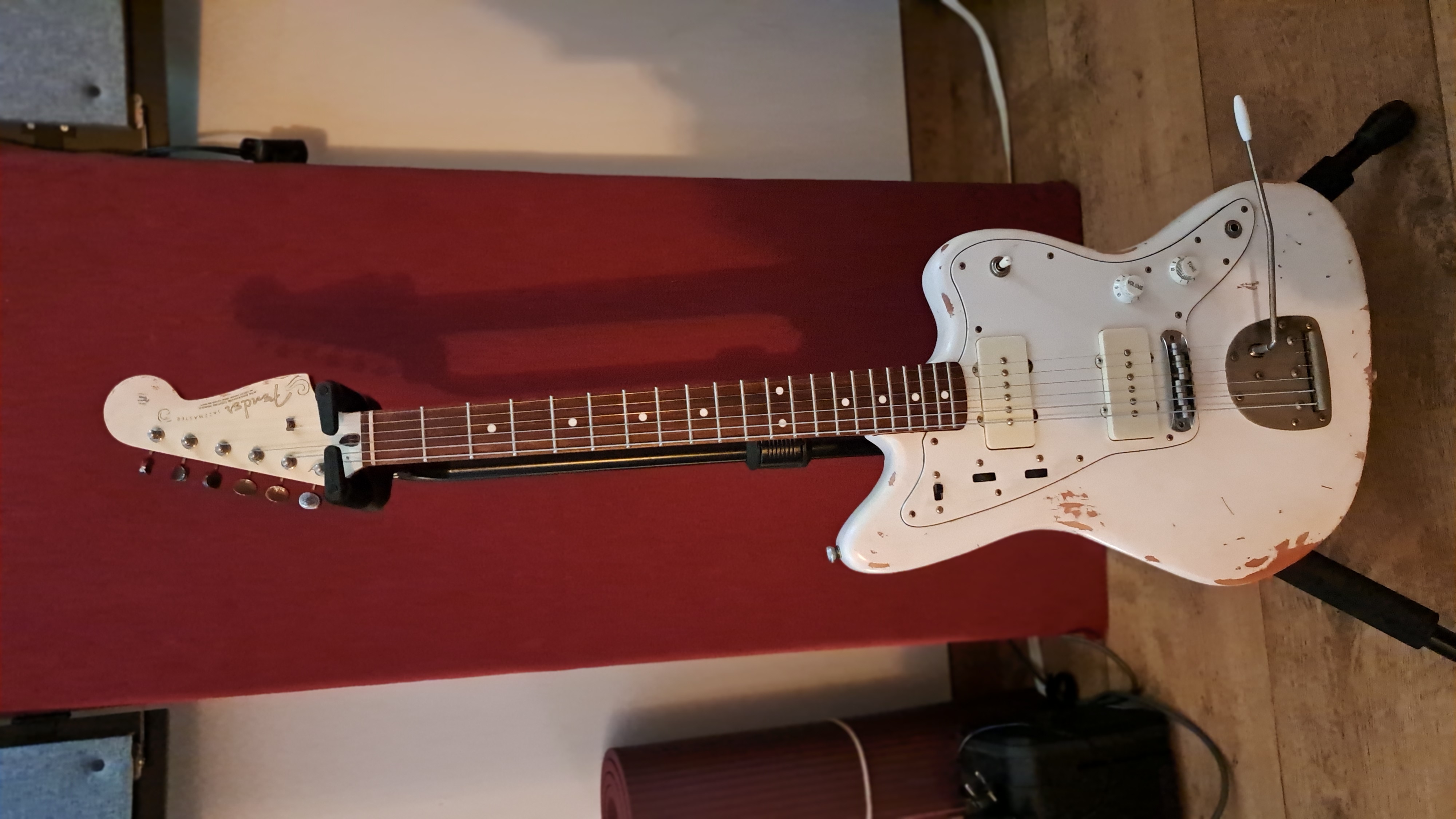 Guitare montée et reliquée maison.