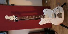Guitare montée et reliquée maison.