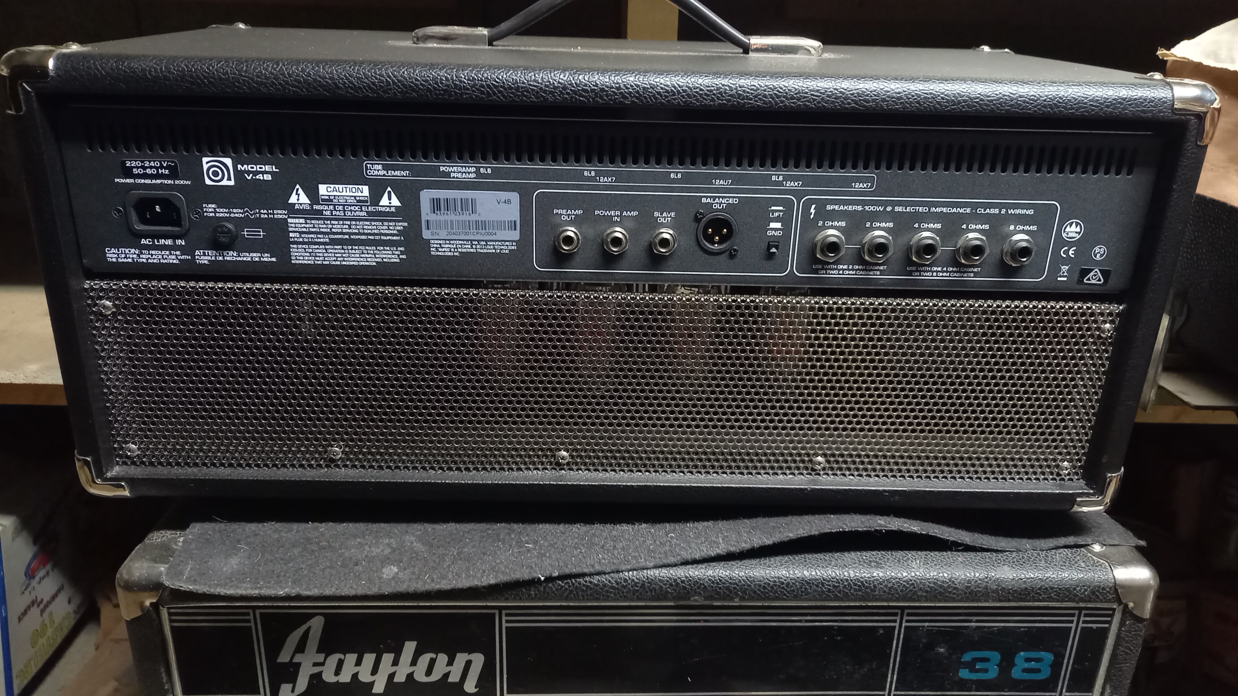 Ampli Ampeg V-4B
