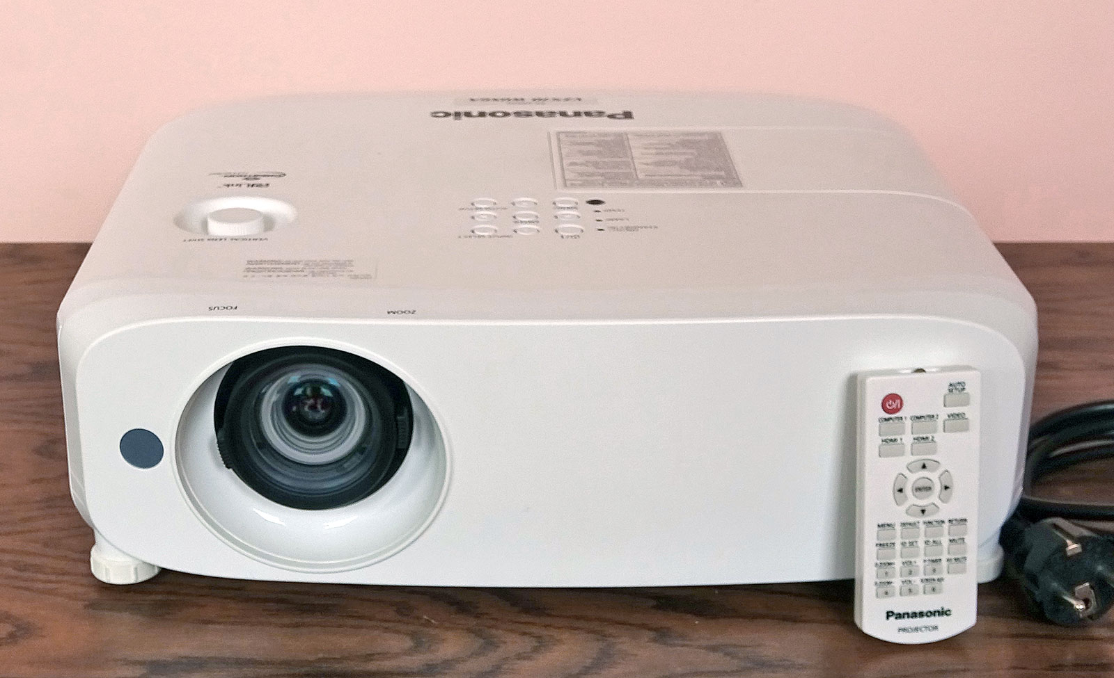 Video-projecteur PANASONIC PT-VZ570 4800 lumens état neuf.