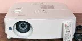 Video-projecteur PANASONIC PT-VZ570 4800 lumens état neuf.