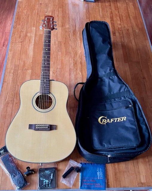 Guitare Ashland by Crafter et sa housse de transport + accessoires