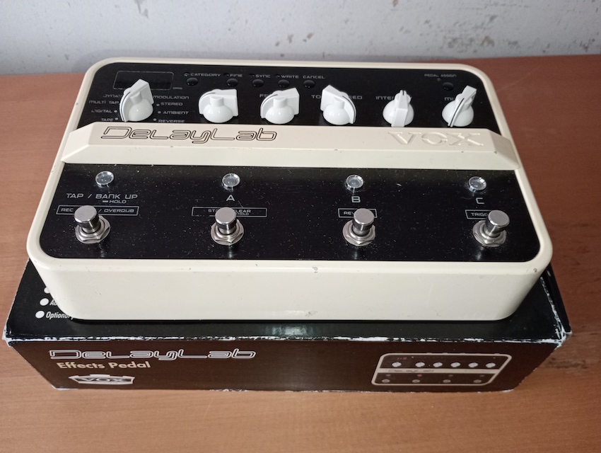 Vends Vox (Korg) delay lab très bon état