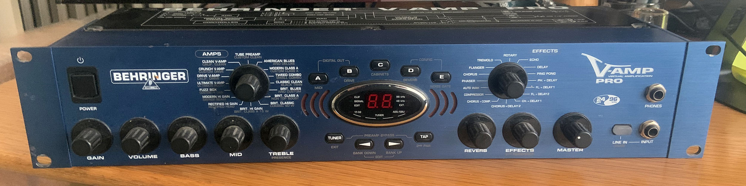Vends Behringer V-Amp pro
