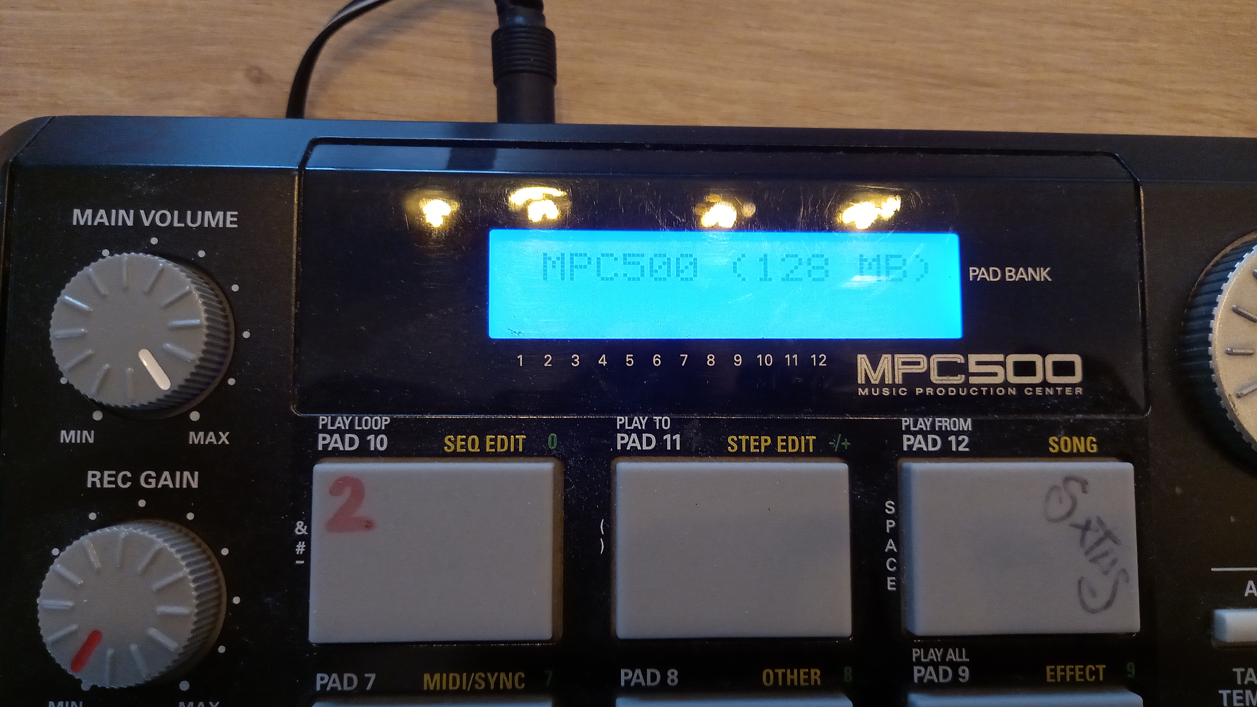 MPC 500 avec carte d'origine + plusieurs carte CF 1 ou 2 Gb / mémoire 128 Mo (le max) + Ecran de rechange